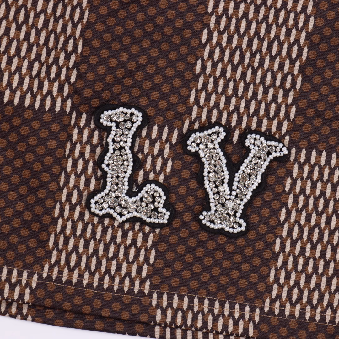 Louis Vuitton 25ss Pharrell co-branded checkerboard diamond wool shortsPharrell co-branded 1V checkerboard shorts, a high-end suit with a sense of relaxation!Pharrell co-branded series is coming! This checkerboard suit has a strong grasp of fashion and texture.The custom fabric uses wafer cloth weaving, ultra-high-end knitting technology, and the version is tight and three-dimensional.The custom trouser rope hardware has a strong texture and is smooth. The upper body is comfortable and breathable. 100% mulberry silk fabric has a sense of drape and silky touch.It is breathable and noble in summer, and it has a 