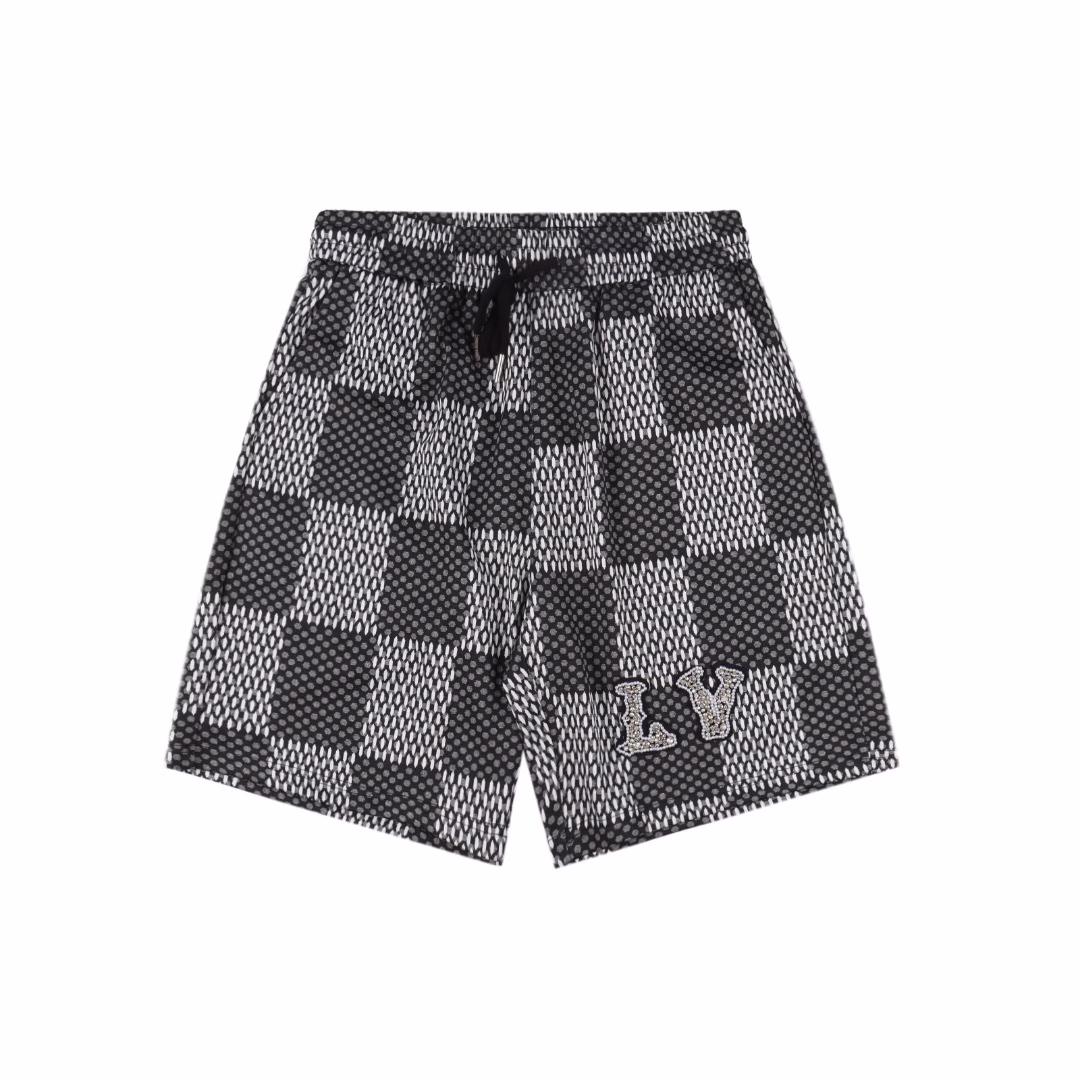 Louis Vuitton 25ss Pharrell co-branded checkerboard diamond wool shortsPharrell co-branded 1V checkerboard shorts, a high-end suit with a sense of relaxation!Pharrell co-branded series is coming! This checkerboard suit has a strong grasp of fashion and texture.The custom fabric uses wafer cloth weaving, ultra-high-end knitting technology, and the version is tight and three-dimensional.The custom trouser rope hardware has a strong texture and is smooth. The upper body is comfortable and breathable. 100% mulberry silk fabric has a sense of drape and silky touch.It is breathable and noble in summer, and it has a 