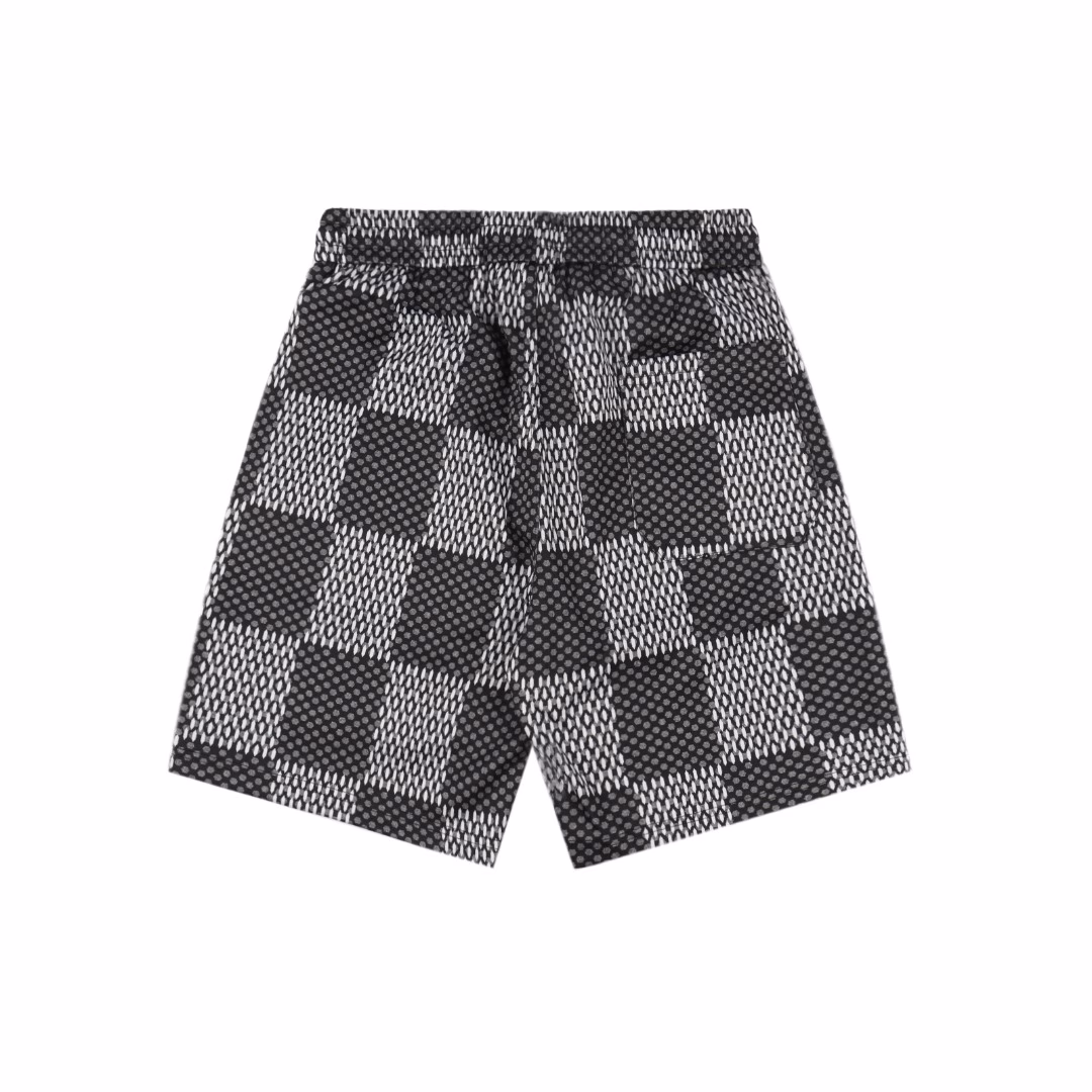 Louis Vuitton 25ss Pharrell co-branded checkerboard diamond wool shortsPharrell co-branded 1V checkerboard shorts, a high-end suit with a sense of relaxation!Pharrell co-branded series is coming! This checkerboard suit has a strong grasp of fashion and texture.The custom fabric uses wafer cloth weaving, ultra-high-end knitting technology, and the version is tight and three-dimensional.The custom trouser rope hardware has a strong texture and is smooth. The upper body is comfortable and breathable. 100% mulberry silk fabric has a sense of drape and silky touch.It is breathable and noble in summer, and it has a 