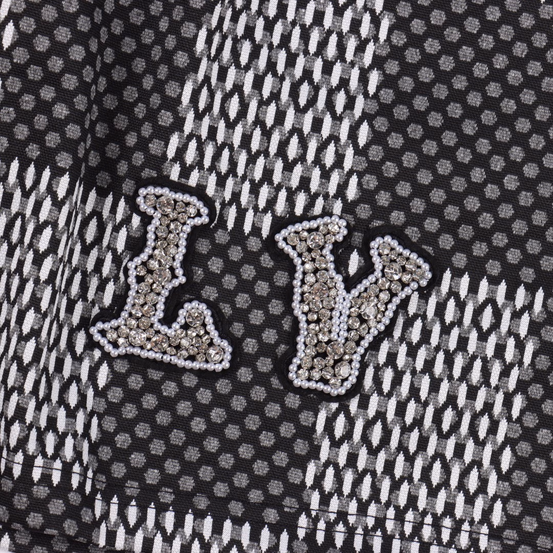 Louis Vuitton 25ss Pharrell co-branded checkerboard diamond wool shortsPharrell co-branded 1V checkerboard shorts, a high-end suit with a sense of relaxation!Pharrell co-branded series is coming! This checkerboard suit has a strong grasp of fashion and texture.The custom fabric uses wafer cloth weaving, ultra-high-end knitting technology, and the version is tight and three-dimensional.The custom trouser rope hardware has a strong texture and is smooth. The upper body is comfortable and breathable. 100% mulberry silk fabric has a sense of drape and silky touch.It is breathable and noble in summer, and it has a 