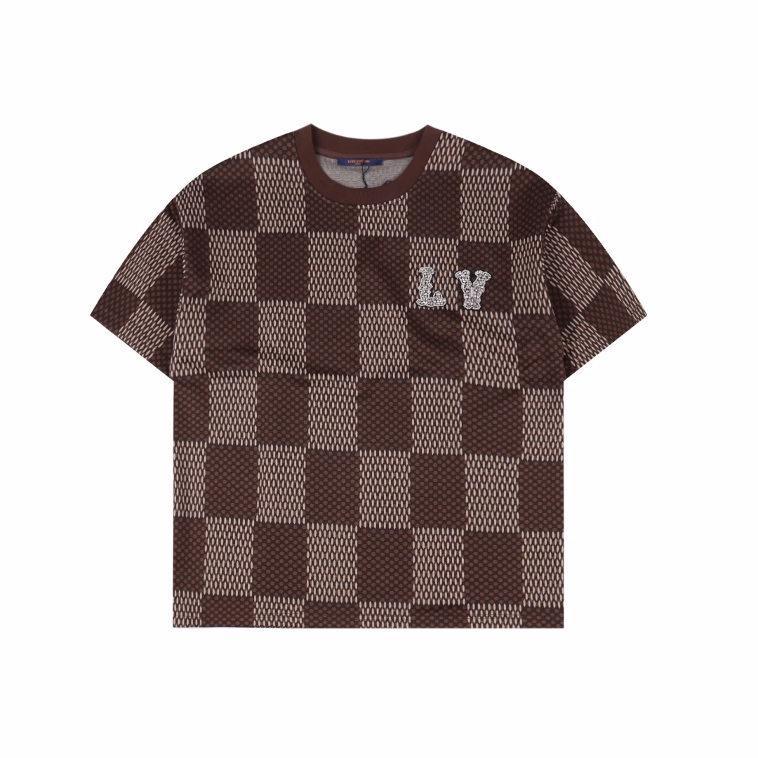 Louis Vuitton 25ss Pharrell co-branded checkerboard rhinestone woolen short-sleeved T-shirtWoolen short-sleeved craft description: This style is custom-dyed.Using 40-count double-ply siro-spun yarn, the surface is smooth and soft without burrs.The pattern is counted out manually one by one. Using imported 32 yarn mouths and 16 knitting machines, double yarn is ply to make sesame-bottom jacquard craft,The loom time is up to 320 minutes. This texture can cope with both hot and cold weather. The pattern on the chest uses a three-dimensional hanging wool craft.The color of the bead embroidery is made of thickened non-woven fabric to open the mold and press out the shape first.Using customized super-shiny Austrian imported octagonal diamonds and imitation pearls.It is hand-sewn by hand. The finished product is soft washed.It is better to match with the same shorts!