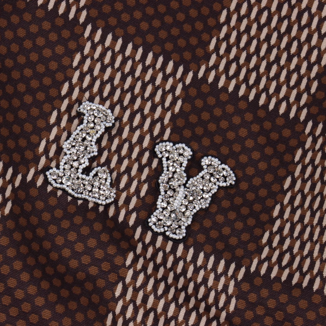 Louis Vuitton 25ss Pharrell co-branded checkerboard rhinestone woolen short-sleeved T-shirtWoolen short-sleeved craft description: This style is custom-dyed.Using 40-count double-ply siro-spun yarn, the surface is smooth and soft without burrs.The pattern is counted out manually one by one. Using imported 32 yarn mouths and 16 knitting machines, double yarn is ply to make sesame-bottom jacquard craft,The loom time is up to 320 minutes. This texture can cope with both hot and cold weather. The pattern on the chest uses a three-dimensional hanging wool craft.The color of the bead embroidery is made of thickened non-woven fabric to open the mold and press out the shape first.Using customized super-shiny Austrian imported octagonal diamonds and imitation pearls.It is hand-sewn by hand. The finished product is soft washed.It is better to match with the same shorts!