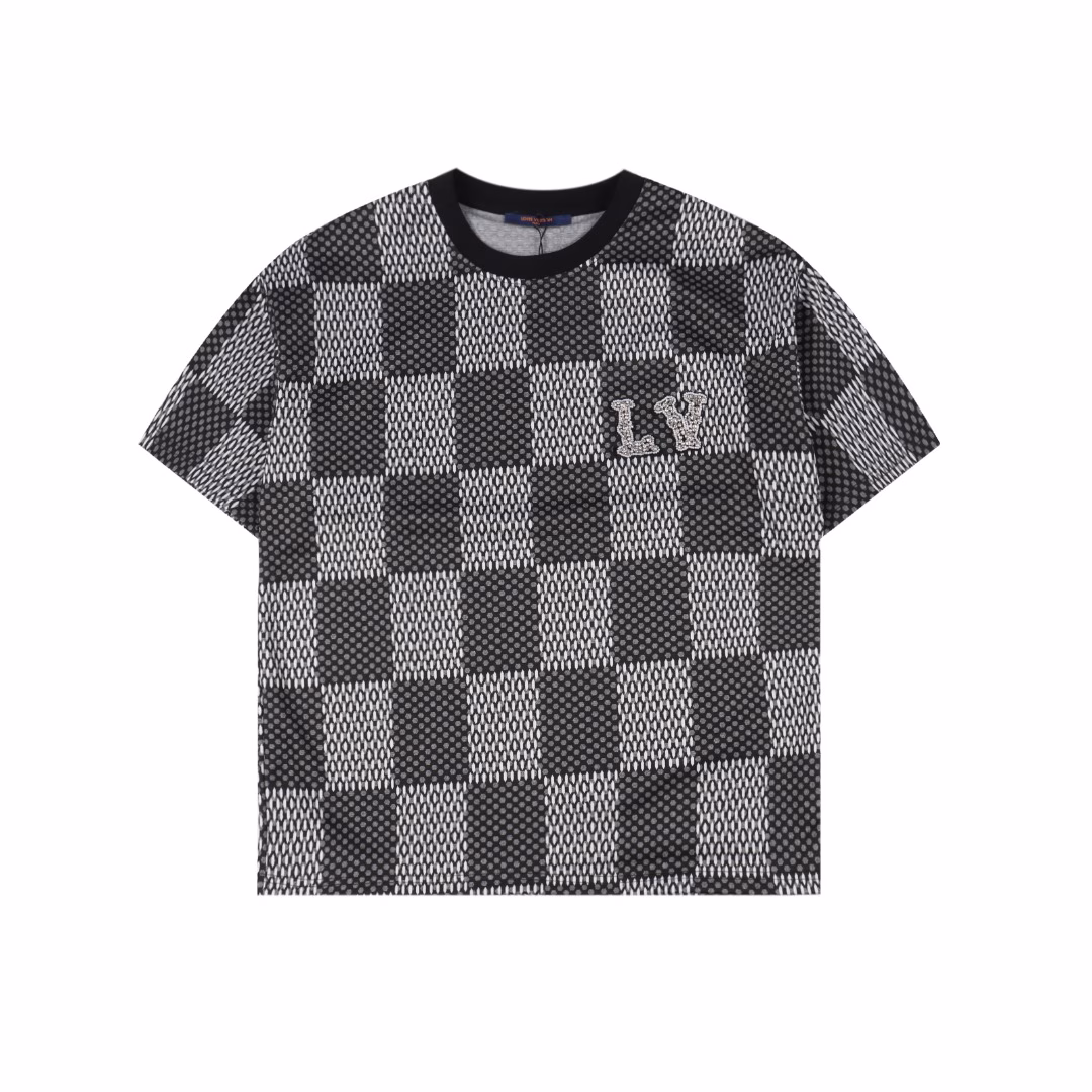 Louis Vuitton 25ss Pharrell co-branded checkerboard rhinestone woolen short-sleeved T-shirtWoolen short-sleeved craft description: This style is custom-dyed.Using 40-count double-ply siro-spun yarn, the surface is smooth and soft without burrs.The pattern is counted out manually one by one. Using imported 32 yarn mouths and 16 knitting machines, double yarn is ply to make sesame-bottom jacquard craft,The loom time is up to 320 minutes. This texture can cope with both hot and cold weather. The pattern on the chest uses a three-dimensional hanging wool craft.The color of the bead embroidery is made of thickened non-woven fabric to open the mold and press out the shape first.Using customized super-shiny Austrian imported octagonal diamonds and imitation pearls.It is hand-sewn by hand. The finished product is soft washed.It is better to match with the same shorts!