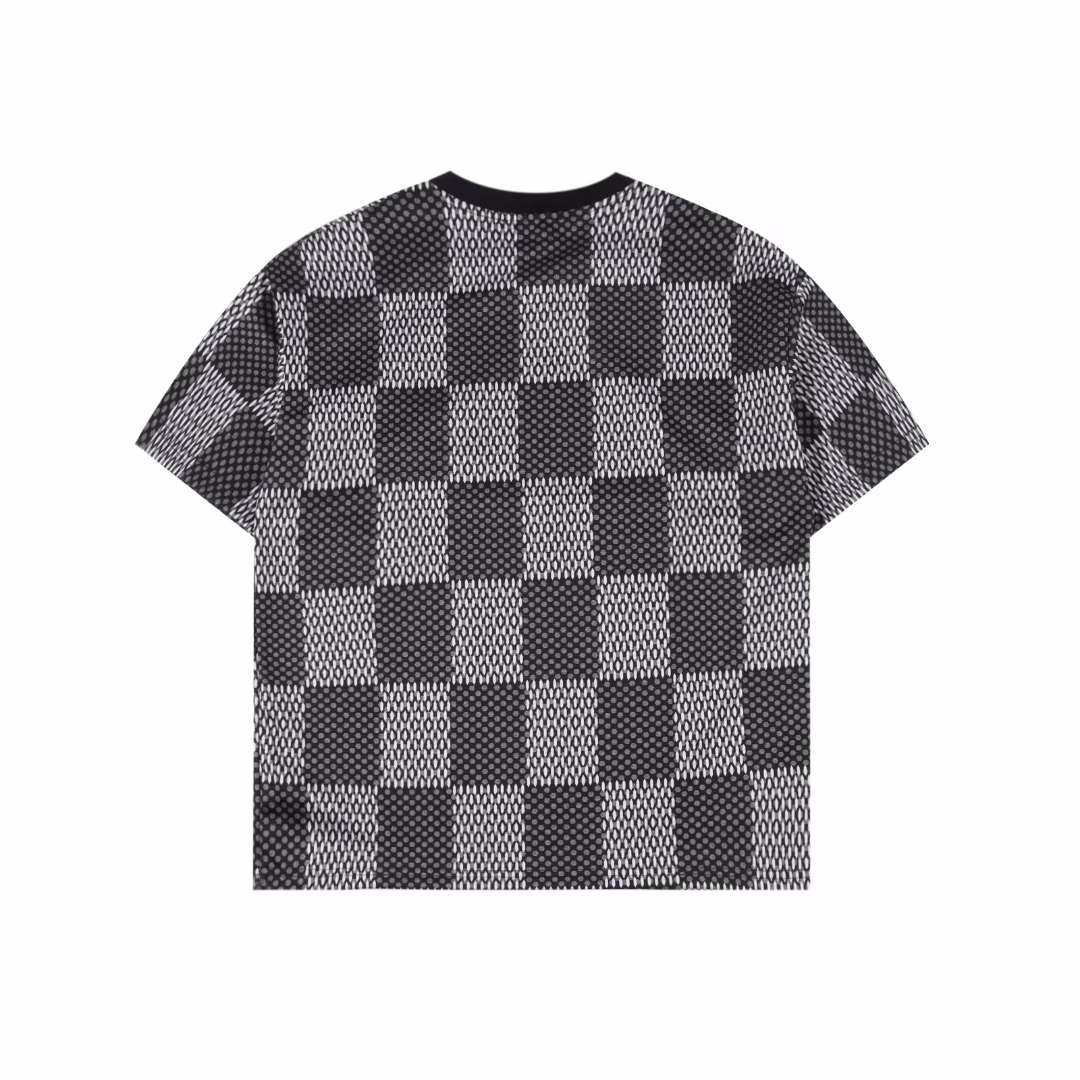Louis Vuitton 25ss Pharrell co-branded checkerboard rhinestone woolen short-sleeved T-shirtWoolen short-sleeved craft description: This style is custom-dyed.Using 40-count double-ply siro-spun yarn, the surface is smooth and soft without burrs.The pattern is counted out manually one by one. Using imported 32 yarn mouths and 16 knitting machines, double yarn is ply to make sesame-bottom jacquard craft,The loom time is up to 320 minutes. This texture can cope with both hot and cold weather. The pattern on the chest uses a three-dimensional hanging wool craft.The color of the bead embroidery is made of thickened non-woven fabric to open the mold and press out the shape first.Using customized super-shiny Austrian imported octagonal diamonds and imitation pearls.It is hand-sewn by hand. The finished product is soft washed.It is better to match with the same shorts!