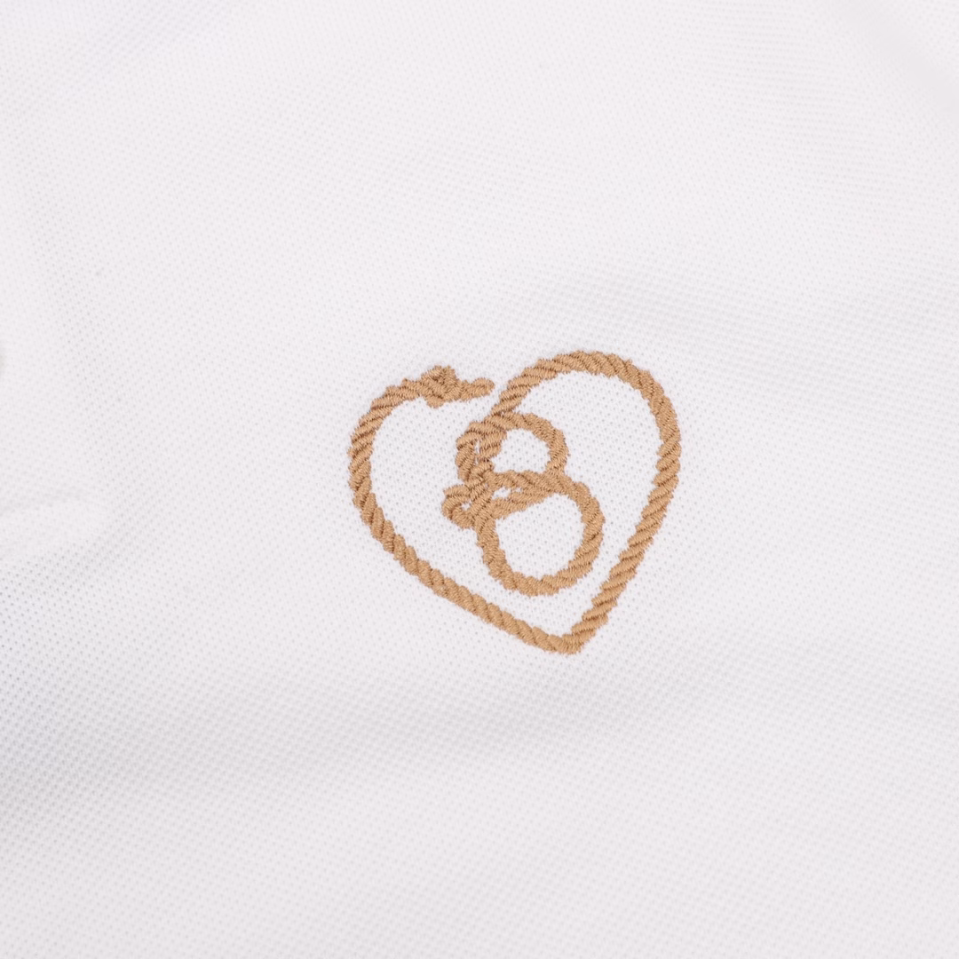 Burberry Heart-shaped letter embroidered short-sleeved POLO shirtMade of cotton pique mesh fabric, customized material 260g long-staple cotton, the collar is made of double-system jacquard flat machine, elastic, no deformation, all clothes are bound with original cloth, double-layer chest tube, no visible lines, no loose edges, cuffs, chest tube bottom, shoulder seam bone wrap, customized accessories three labels! Fashionable and versatile, to wear a fashionable street summer new style, many bloggers on Xiaohongshu recommend this Polo shirt at the right time, the details are more carefully reinforced collar shape, long-term wear and long-term washing will not deform, absolutely high-quality, perfect!