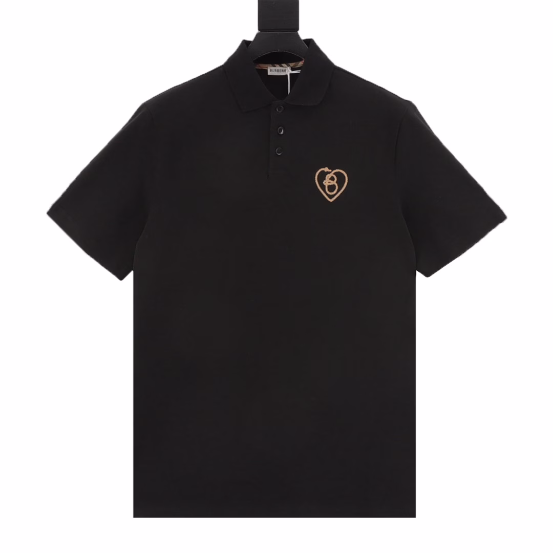 Burberry Heart-shaped letter embroidered short-sleeved POLO shirtMade of cotton pique mesh fabric, customized material 260g long-staple cotton, the collar is made of double-system jacquard flat machine, elastic, no deformation, all clothes are bound with original cloth, double-layer chest tube, no visible lines, no loose edges, cuffs, chest tube bottom, shoulder seam bone wrap, customized accessories three labels! Fashionable and versatile, to wear a fashionable street summer new style, many bloggers on Xiaohongshu recommend this Polo shirt at the right time, the details are more carefully reinforced collar shape, long-term wear and long-term washing will not deform, absolutely high-quality, perfect!