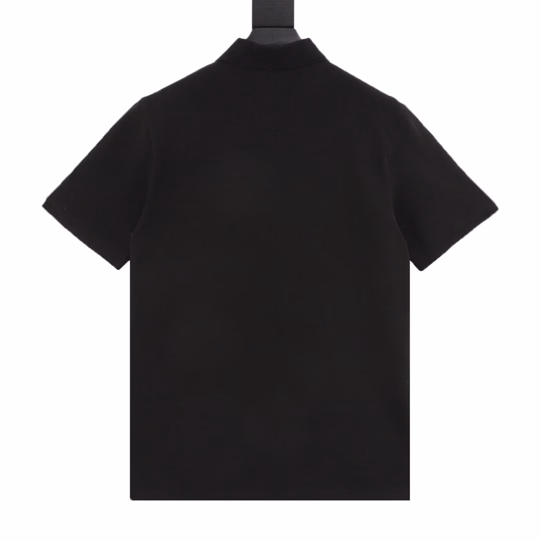 Burberry Heart-shaped letter embroidered short-sleeved POLO shirtMade of cotton pique mesh fabric, customized material 260g long-staple cotton, the collar is made of double-system jacquard flat machine, elastic, no deformation, all clothes are bound with original cloth, double-layer chest tube, no visible lines, no loose edges, cuffs, chest tube bottom, shoulder seam bone wrap, customized accessories three labels! Fashionable and versatile, to wear a fashionable street summer new style, many bloggers on Xiaohongshu recommend this Polo shirt at the right time, the details are more carefully reinforced collar shape, long-term wear and long-term washing will not deform, absolutely high-quality, perfect!