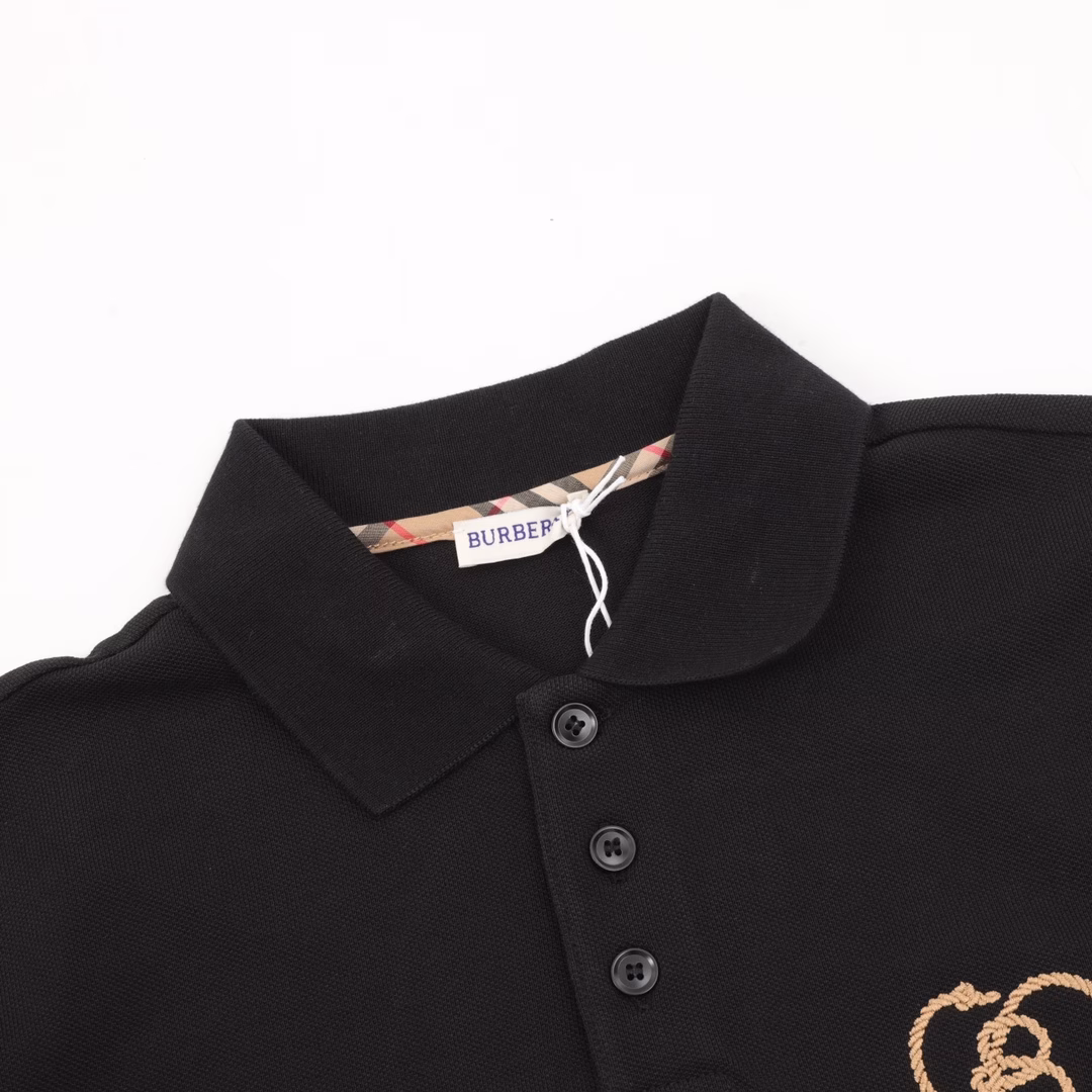 Burberry Heart-shaped letter embroidered short-sleeved POLO shirtMade of cotton pique mesh fabric, customized material 260g long-staple cotton, the collar is made of double-system jacquard flat machine, elastic, no deformation, all clothes are bound with original cloth, double-layer chest tube, no visible lines, no loose edges, cuffs, chest tube bottom, shoulder seam bone wrap, customized accessories three labels! Fashionable and versatile, to wear a fashionable street summer new style, many bloggers on Xiaohongshu recommend this Polo shirt at the right time, the details are more carefully reinforced collar shape, long-term wear and long-term washing will not deform, absolutely high-quality, perfect!