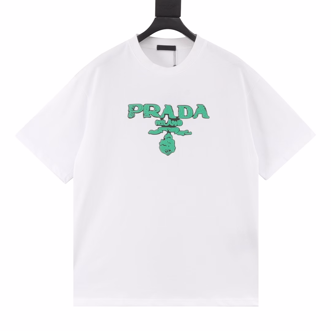 Prada 25ss green letter logo printed short sleevesThe classic triangle logo is displayed with graffiti on the chestUsing 260g cotton fabric and 40-count double yarn fabric, it has high textile density, good drape and is not easy to deform.The thick texture and compact spinning process will not affect the breathability of the Tee. The color saturation is very high, and the colorful foaming printing process makes the pattern more textured. The same style for men and women, recommended for summer street wear