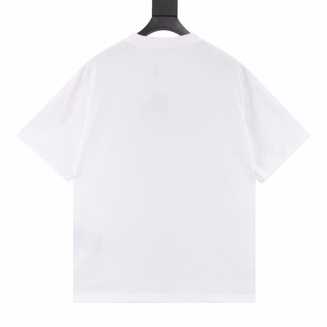 Prada 25ss green letter logo printed short sleevesThe classic triangle logo is displayed with graffiti on the chestUsing 260g cotton fabric and 40-count double yarn fabric, it has high textile density, good drape and is not easy to deform.The thick texture and compact spinning process will not affect the breathability of the Tee. The color saturation is very high, and the colorful foaming printing process makes the pattern more textured. The same style for men and women, recommended for summer street wear