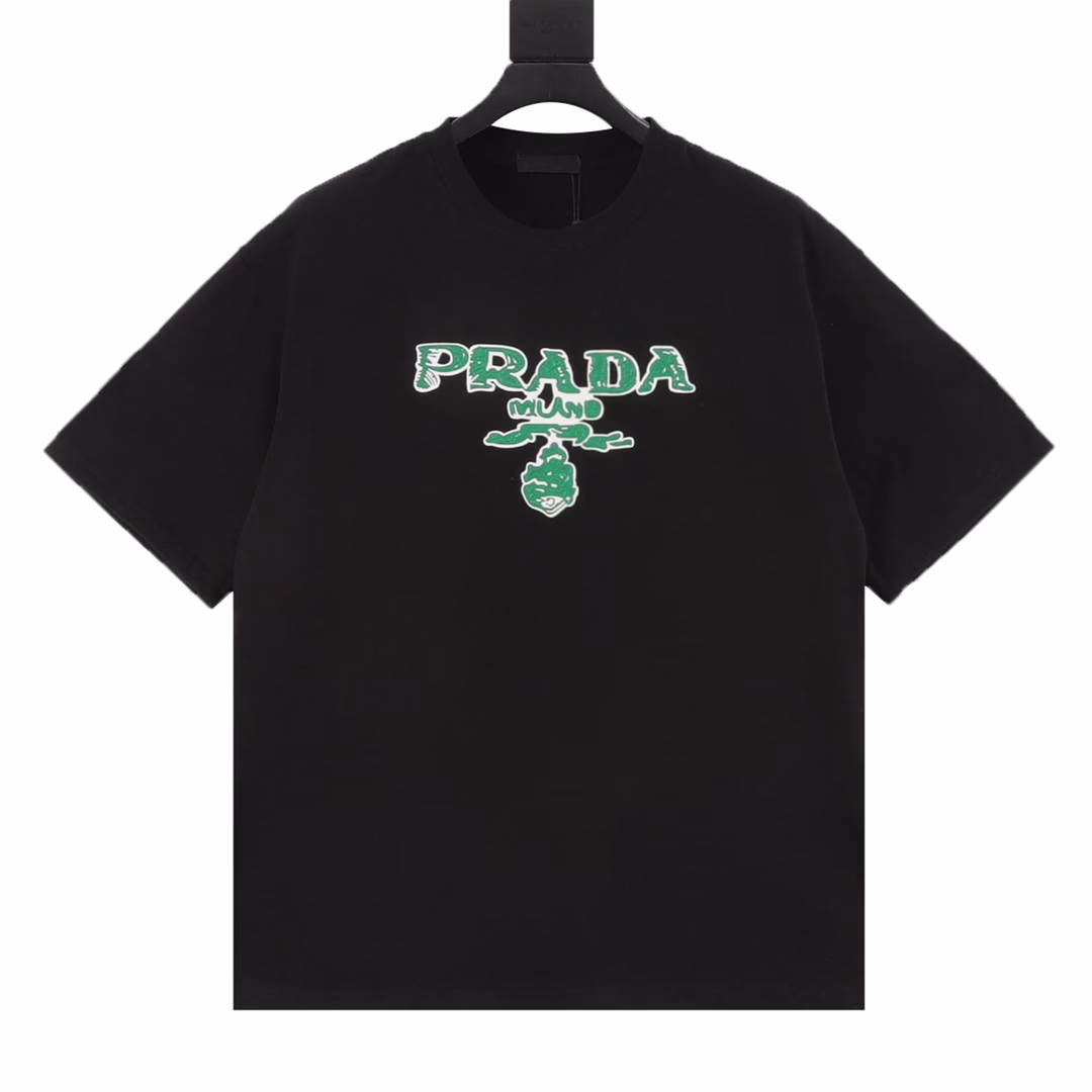Prada 25ss green letter logo printed short sleevesThe classic triangle logo is displayed with graffiti on the chestUsing 260g cotton fabric and 40-count double yarn fabric, it has high textile density, good drape and is not easy to deform.The thick texture and compact spinning process will not affect the breathability of the Tee. The color saturation is very high, and the colorful foaming printing process makes the pattern more textured. The same style for men and women, recommended for summer street wear
