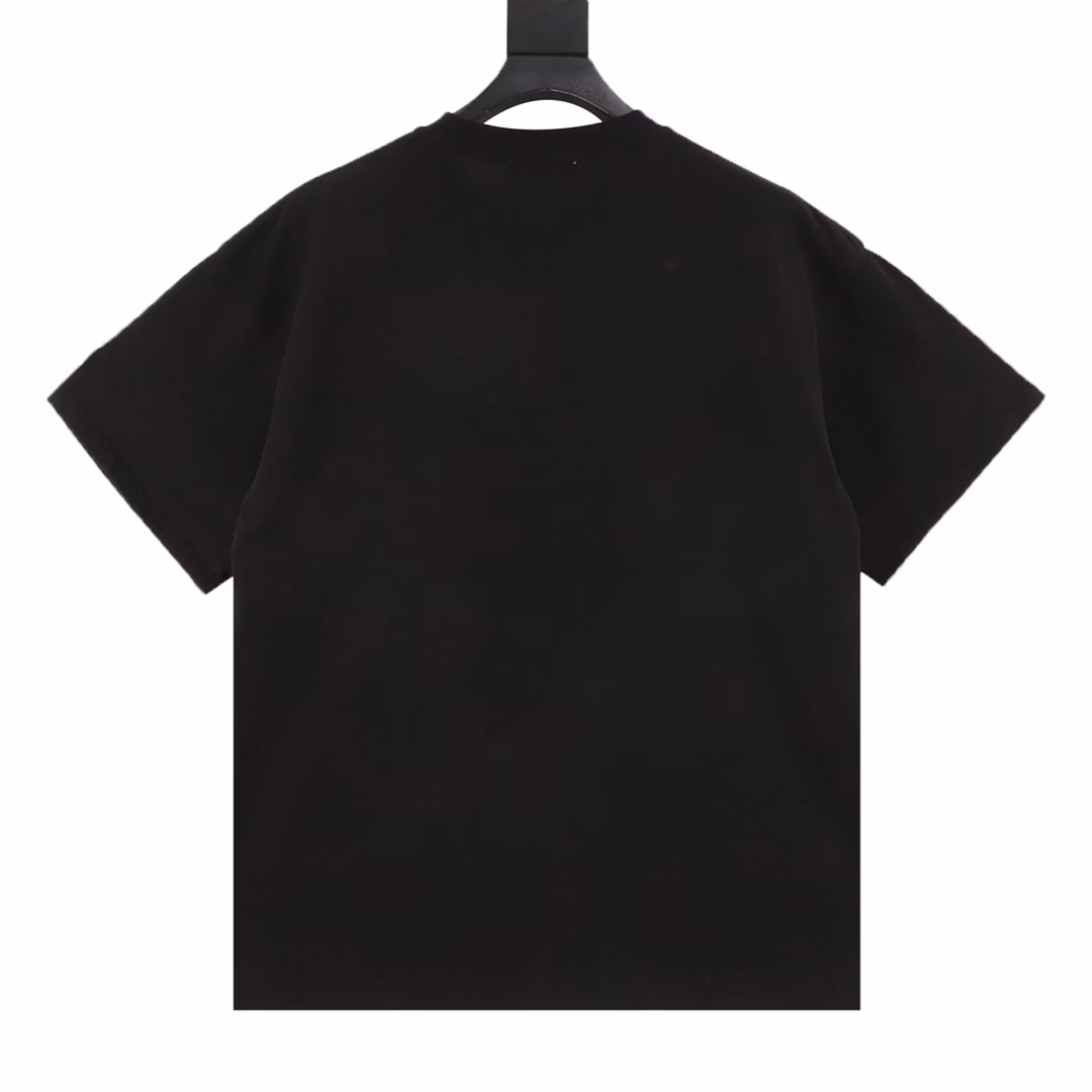 Prada 25ss green letter logo printed short sleevesThe classic triangle logo is displayed with graffiti on the chestUsing 260g cotton fabric and 40-count double yarn fabric, it has high textile density, good drape and is not easy to deform.The thick texture and compact spinning process will not affect the breathability of the Tee. The color saturation is very high, and the colorful foaming printing process makes the pattern more textured. The same style for men and women, recommended for summer street wear