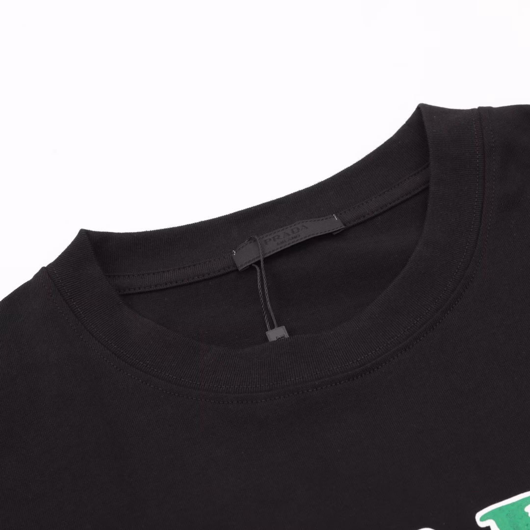 Prada 25ss green letter logo printed short sleevesThe classic triangle logo is displayed with graffiti on the chestUsing 260g cotton fabric and 40-count double yarn fabric, it has high textile density, good drape and is not easy to deform.The thick texture and compact spinning process will not affect the breathability of the Tee. The color saturation is very high, and the colorful foaming printing process makes the pattern more textured. The same style for men and women, recommended for summer street wear