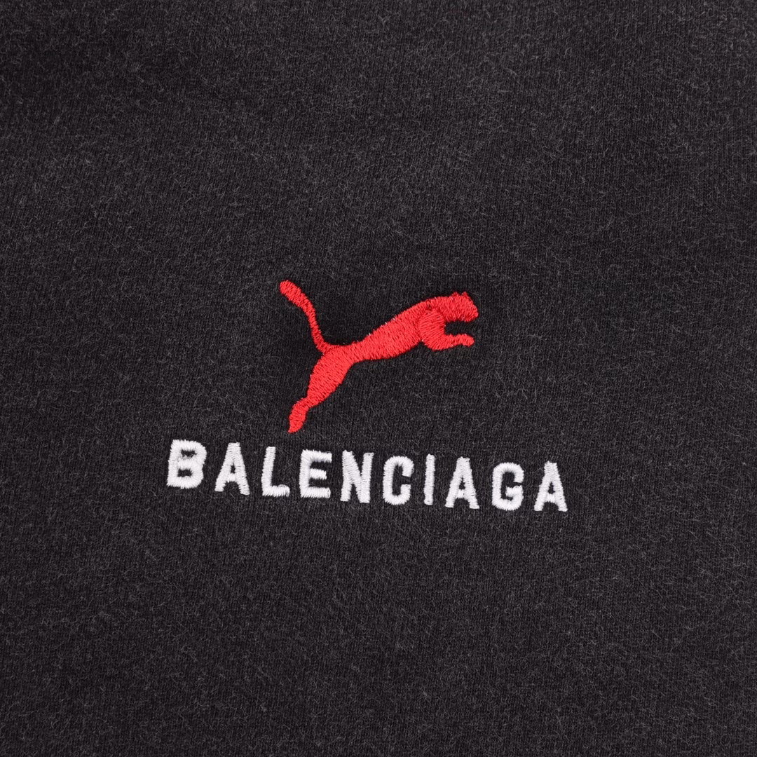 Balenciaga Puma co-branded washed distressed shortsUsing three-dimensional embroidery technology, the fabric is made of terry cotton. It feels very comfortable. There are pockets on both sides. It is fashionable and unique, and it is a super versatile style! High temperature color fixation. Unisex style