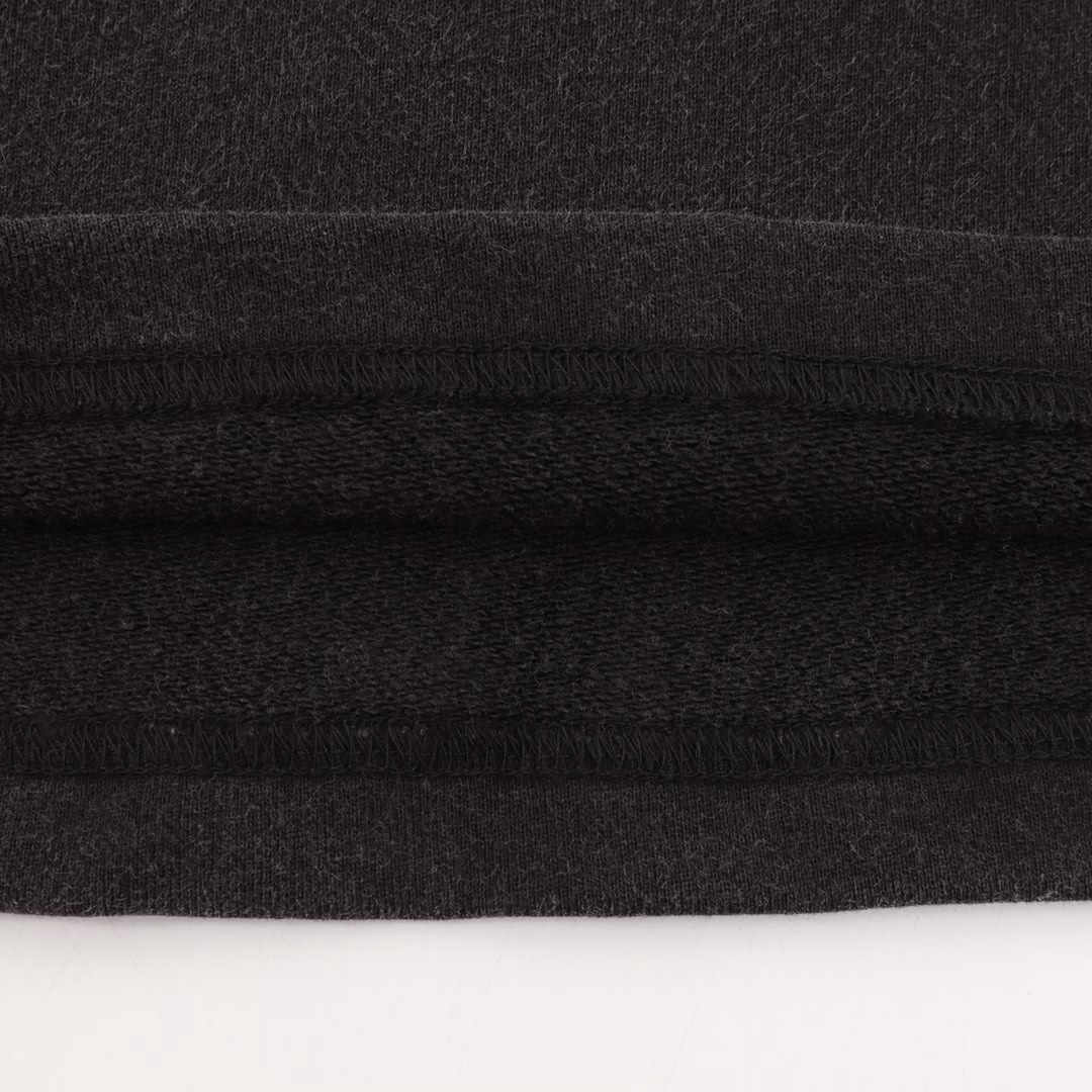 Balenciaga Puma co-branded washed distressed shortsUsing three-dimensional embroidery technology, the fabric is made of terry cotton. It feels very comfortable. There are pockets on both sides. It is fashionable and unique, and it is a super versatile style! High temperature color fixation. Unisex style