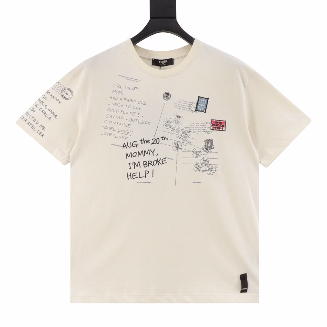 Fendi stamp seal round neck short sleevesSold in counters, this T-shirt is cut into a casual silhouette with soft and breathable cotton knit. The stamp on the chest is embellished with various classic Louis elements, covering the brand's founding year, praising the brand's travel and box-making heritage.Indicates that the yarn count is 60, which is a high-count cotton yarn with fine and soft yarn. The single-strand structure makes the fabric lighter and more breathable, double-sided knitting technology, the texture on the front and back is consistent, the fabric structure is tight, the elasticity is good and it is not easy to curl, and the touch is delicate and suitable for close-fitting wear.