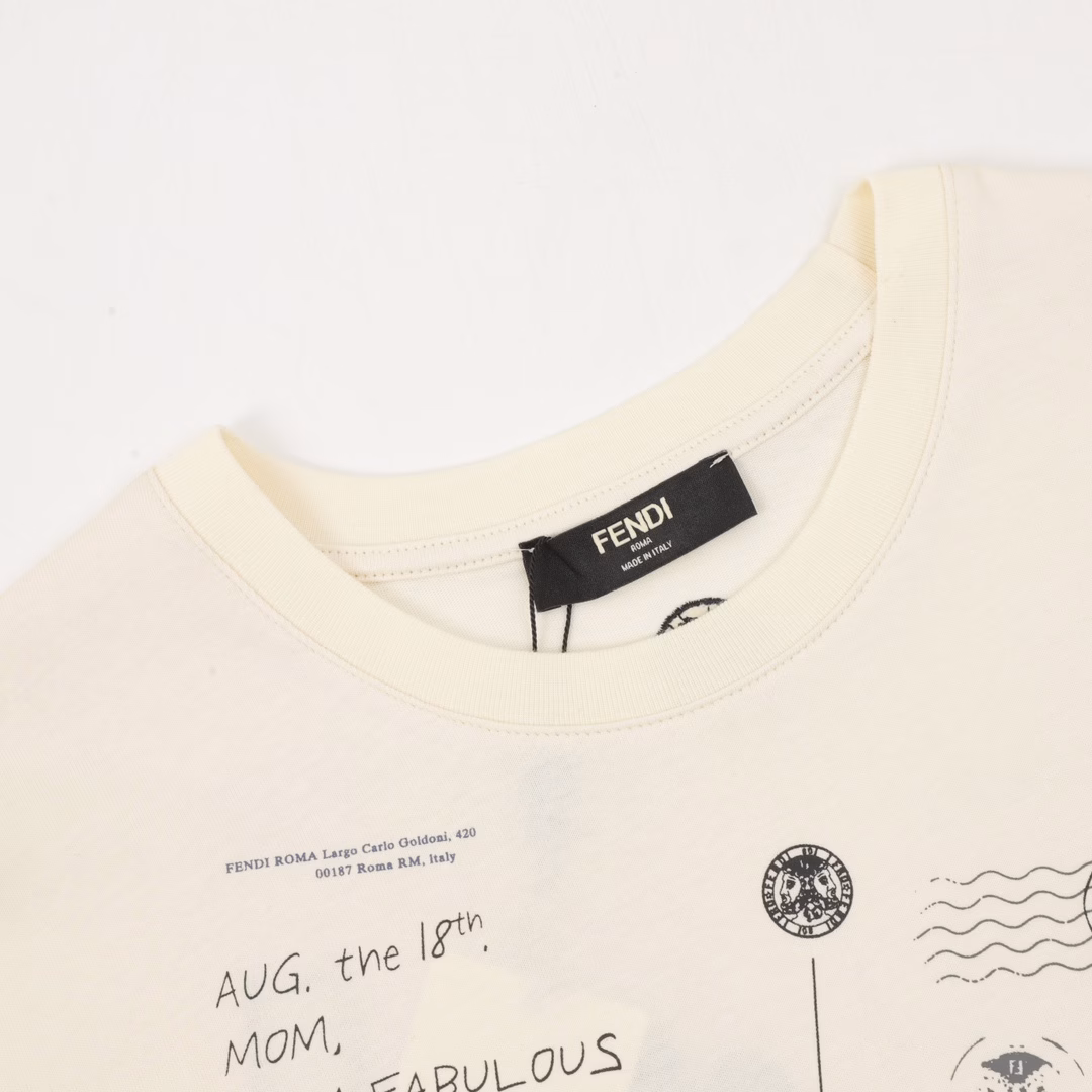 Fendi stamp seal round neck short sleevesSold in counters, this T-shirt is cut into a casual silhouette with soft and breathable cotton knit. The stamp on the chest is embellished with various classic Louis elements, covering the brand's founding year, praising the brand's travel and box-making heritage.Indicates that the yarn count is 60, which is a high-count cotton yarn with fine and soft yarn. The single-strand structure makes the fabric lighter and more breathable, double-sided knitting technology, the texture on the front and back is consistent, the fabric structure is tight, the elasticity is good and it is not easy to curl, and the touch is delicate and suitable for close-fitting wear.