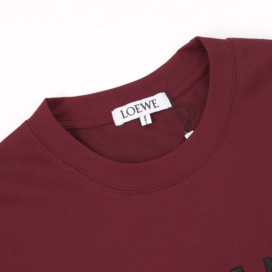 Loewe 25ss Island Series Letter Embroidery Short SleevesUsing 15S fine cotton plain weave 210g, with 32S double yarn drawstring thread 320g, fine cotton fabrics usually have good moisture absorption, breathability, warmth retention and wear resistance, and are also relatively soft and smooth. Retro fine cotton fabrics are relatively thick cotton fabrics with retro style tones. At the same time, after fine processing and treatment, they have excellent texture and strong performance, especially on pure cotton fabrics. The effect is better. The positioning embroidery process uses a variety of color patterns and embroidery threads for splicing and combination to create a colorful pattern effect. The cut fabrics are cut according to the pattern requirements. Place it on the embroidery surface, position and fix it, use embroidery techniques to process the details to highlight the three-dimensional sense and color layering of the pattern, ensure the clarity and delicacy of the pattern, simple vertical round neck short sleeve version, extremely simple tailoring for the pattern development, knitted material has a certain ductility, the upper body will not be tight, round neck same color rib splicing neckline, back neckline inner taping process, effectively prevent neckline deformation after multiple wear and wash, fitted shoulder line, bottom hem and cuffs special machine can be trimmed with visible lines, customized accessories three labels, same style for men and women