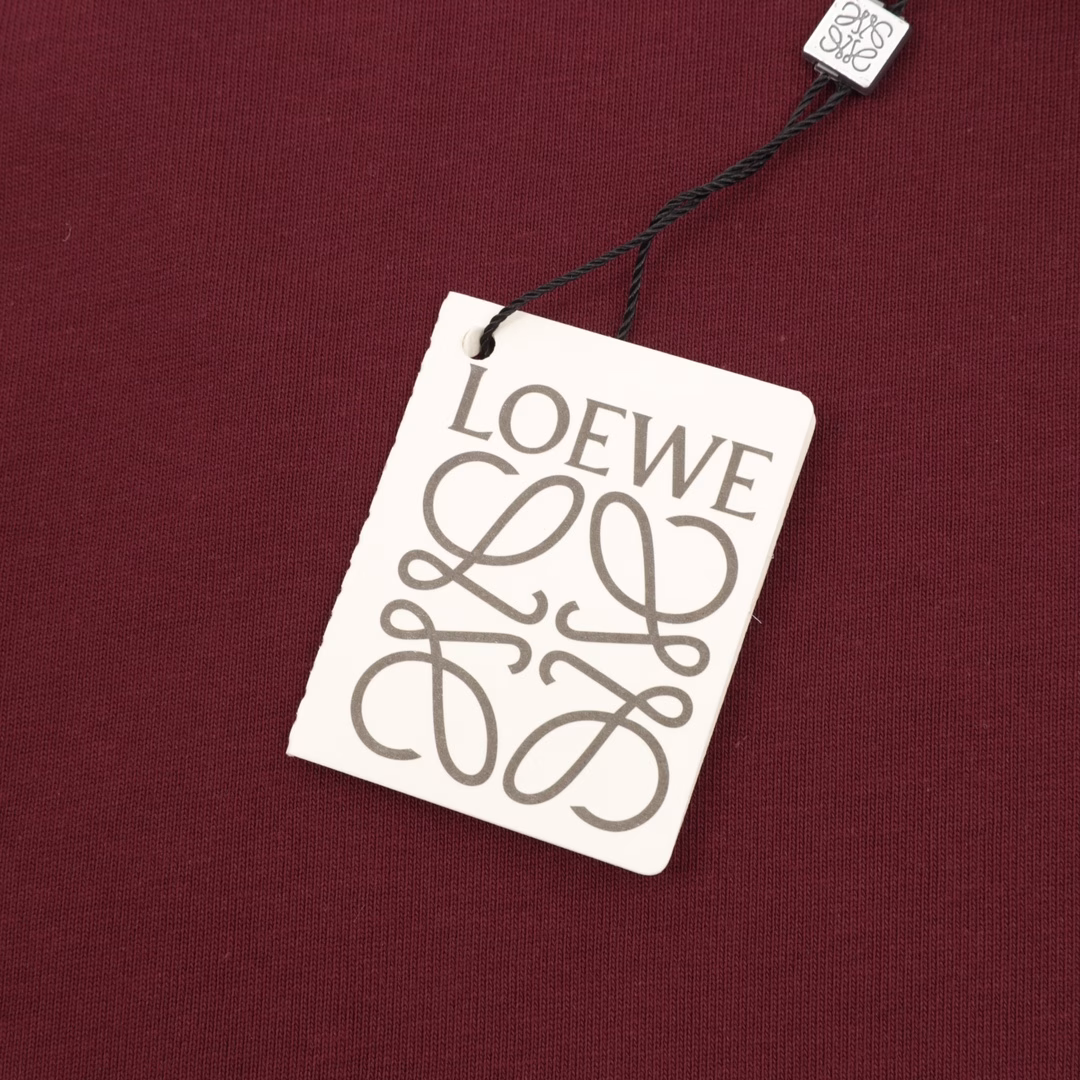 Loewe 25ss Island Series Letter Embroidery Short SleevesUsing 15S fine cotton plain weave 210g, with 32S double yarn drawstring thread 320g, fine cotton fabrics usually have good moisture absorption, breathability, warmth retention and wear resistance, and are also relatively soft and smooth. Retro fine cotton fabrics are relatively thick cotton fabrics with retro style tones. At the same time, after fine processing and treatment, they have excellent texture and strong performance, especially on pure cotton fabrics. The effect is better. The positioning embroidery process uses a variety of color patterns and embroidery threads for splicing and combination to create a colorful pattern effect. The cut fabrics are cut according to the pattern requirements. Place it on the embroidery surface, position and fix it, use embroidery techniques to process the details to highlight the three-dimensional sense and color layering of the pattern, ensure the clarity and delicacy of the pattern, simple vertical round neck short sleeve version, extremely simple tailoring for the pattern development, knitted material has a certain ductility, the upper body will not be tight, round neck same color rib splicing neckline, back neckline inner taping process, effectively prevent neckline deformation after multiple wear and wash, fitted shoulder line, bottom hem and cuffs special machine can be trimmed with visible lines, customized accessories three labels, same style for men and women