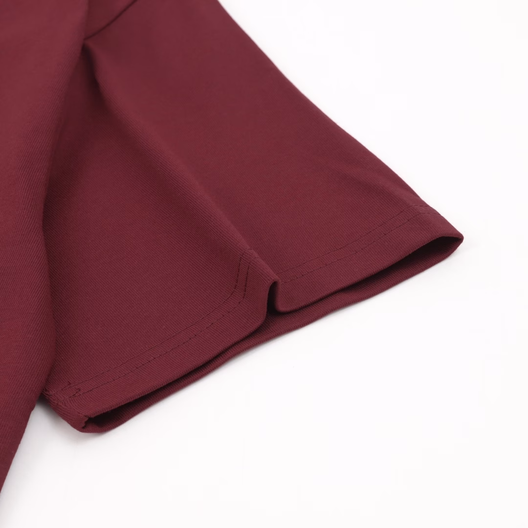 Loewe 25ss Island Series Letter Embroidery Short SleevesUsing 15S fine cotton plain weave 210g, with 32S double yarn drawstring thread 320g, fine cotton fabrics usually have good moisture absorption, breathability, warmth retention and wear resistance, and are also relatively soft and smooth. Retro fine cotton fabrics are relatively thick cotton fabrics with retro style tones. At the same time, after fine processing and treatment, they have excellent texture and strong performance, especially on pure cotton fabrics. The effect is better. The positioning embroidery process uses a variety of color patterns and embroidery threads for splicing and combination to create a colorful pattern effect. The cut fabrics are cut according to the pattern requirements. Place it on the embroidery surface, position and fix it, use embroidery techniques to process the details to highlight the three-dimensional sense and color layering of the pattern, ensure the clarity and delicacy of the pattern, simple vertical round neck short sleeve version, extremely simple tailoring for the pattern development, knitted material has a certain ductility, the upper body will not be tight, round neck same color rib splicing neckline, back neckline inner taping process, effectively prevent neckline deformation after multiple wear and wash, fitted shoulder line, bottom hem and cuffs special machine can be trimmed with visible lines, customized accessories three labels, same style for men and women