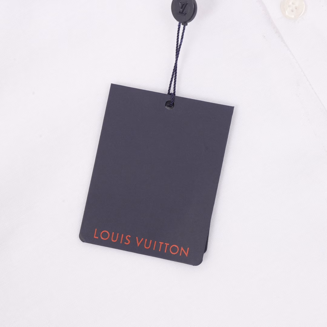 Louis Vuitton colorful hot-drilled shirtOriginally purchased, exclusively customized off-white Oxford long-sleeved shirt fabric. Made of customized high-density Oxford cotton fabric, small Italian origin label, imported Austrian colored rhinestones, hot-drilled with imported equipment at high temperature, fine drill spacing, buttons made of transparent natural resin buttons, high-definition restoration of details, business and casual, can be worn as a loose coat, can be worn inside or outside, the same style for men and women. The same style for men and women