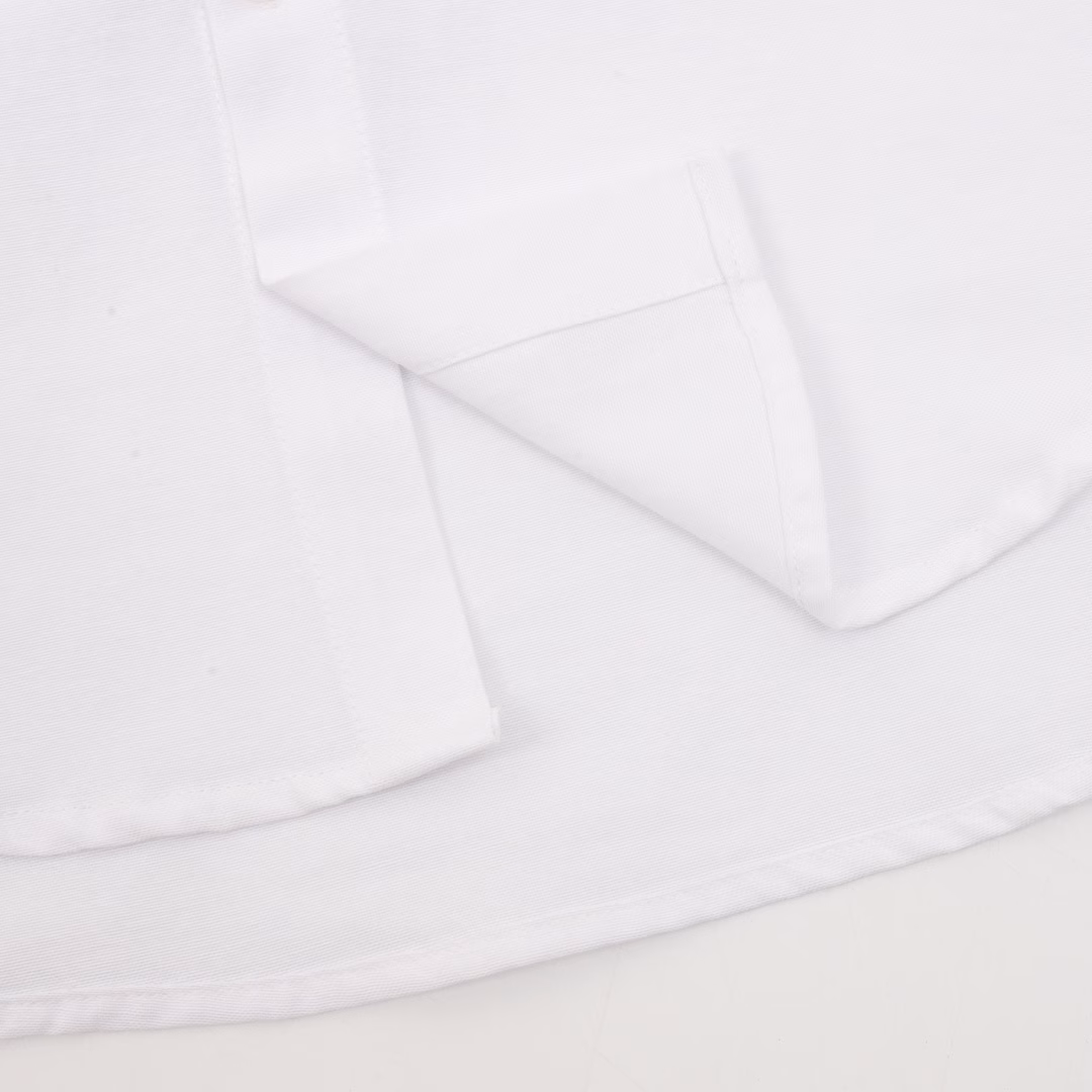 Louis Vuitton colorful hot-drilled shirtOriginally purchased, exclusively customized off-white Oxford long-sleeved shirt fabric. Made of customized high-density Oxford cotton fabric, small Italian origin label, imported Austrian colored rhinestones, hot-drilled with imported equipment at high temperature, fine drill spacing, buttons made of transparent natural resin buttons, high-definition restoration of details, business and casual, can be worn as a loose coat, can be worn inside or outside, the same style for men and women. The same style for men and women