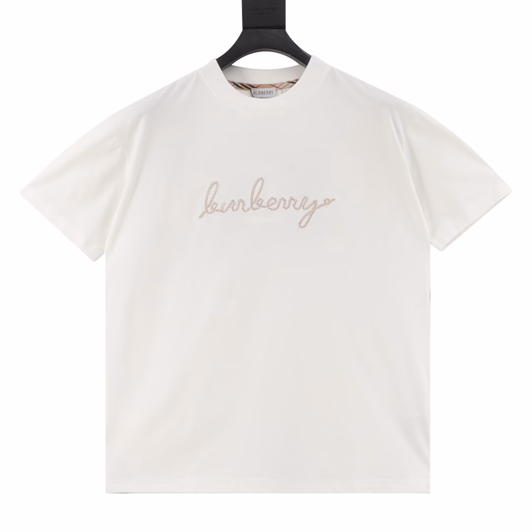 Burberry Valentine's Day limited edition warhorse embroidered round neck short-sleeved T-shirtThe fabric is made of high-end ice-feeling Sorona fabric, and the imported embroidery machine is used for special embroidery. The upper body effect is loose and casual, versatile, with three complete labels, and the same style for men and women