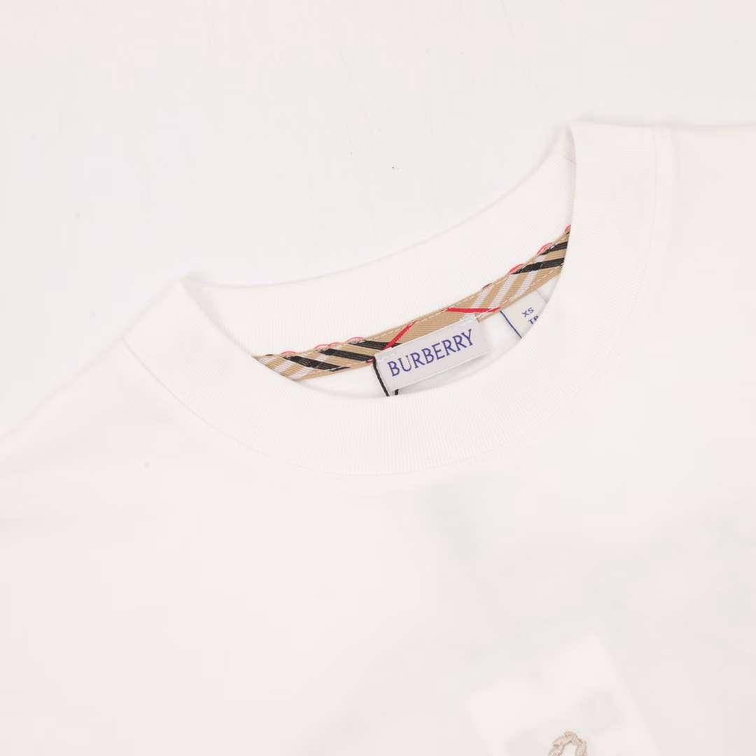 Burberry Valentine's Day limited edition warhorse embroidered round neck short-sleeved T-shirtThe fabric is made of high-end ice-feeling Sorona fabric, and the imported embroidery machine is used for special embroidery. The upper body effect is loose and casual, versatile, with three complete labels, and the same style for men and women