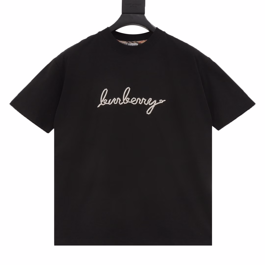 Burberry Valentine's Day limited edition warhorse embroidered round neck short-sleeved T-shirtThe fabric is made of high-end ice-feeling Sorona fabric, and the imported embroidery machine is used for special embroidery. The upper body effect is loose and casual, versatile, with three complete labels, and the same style for men and women