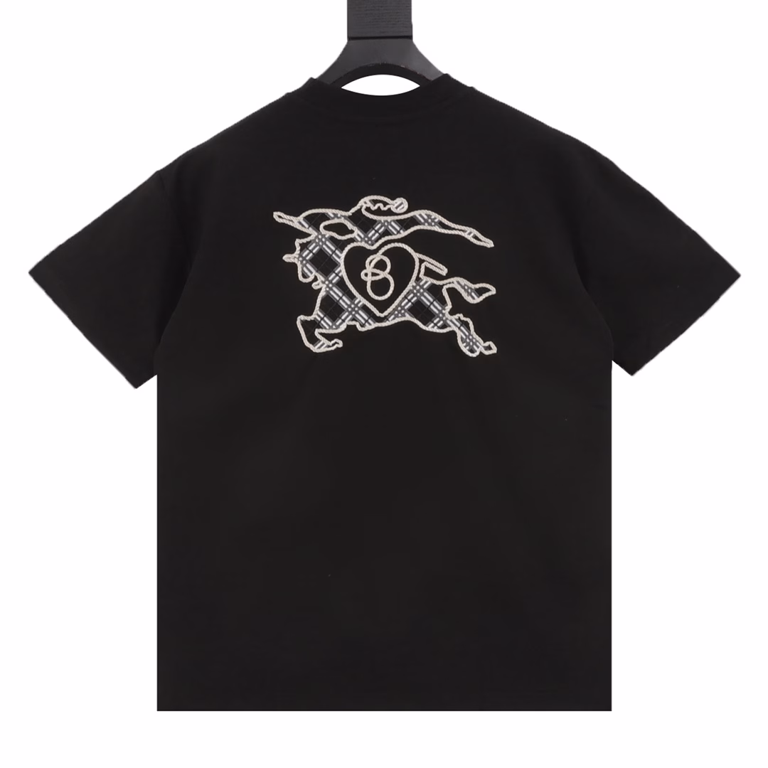 Burberry Valentine's Day limited edition warhorse embroidered round neck short-sleeved T-shirtThe fabric is made of high-end ice-feeling Sorona fabric, and the imported embroidery machine is used for special embroidery. The upper body effect is loose and casual, versatile, with three complete labels, and the same style for men and women