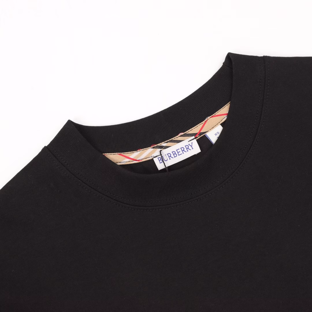 Burberry Valentine's Day limited edition warhorse embroidered round neck short-sleeved T-shirtThe fabric is made of high-end ice-feeling Sorona fabric, and the imported embroidery machine is used for special embroidery. The upper body effect is loose and casual, versatile, with three complete labels, and the same style for men and women