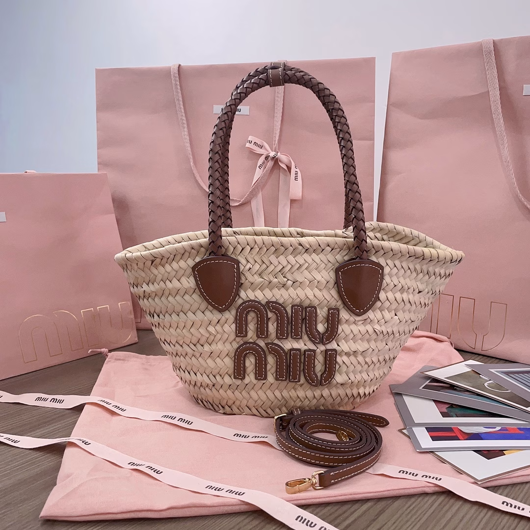 M's new product, the palmetto bag, is a straw basket. This woven tote bag is exquisite and full of exotic style. The leather letter logo is eye-catching, showing a sharp contrast between color and texture. It is very recognizable and highlights the classic style. The detachable and adjustable long leather shoulder strap is more adaptable in small size, making it an excellent choice for summer travel