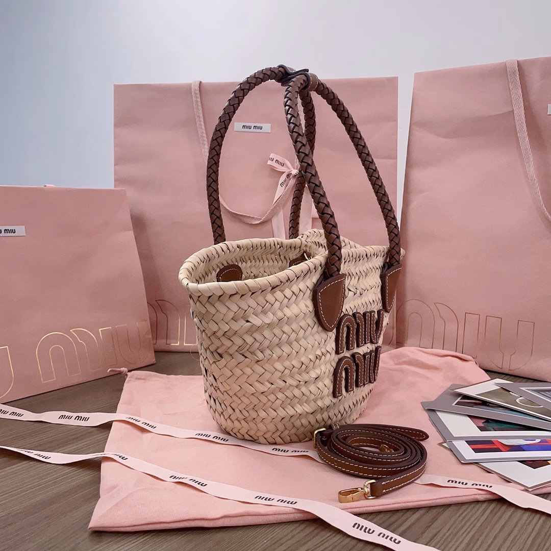 M's new product, the palmetto bag, is a straw basket. This woven tote bag is exquisite and full of exotic style. The leather letter logo is eye-catching, showing a sharp contrast between color and texture. It is very recognizable and highlights the classic style. The detachable and adjustable long leather shoulder strap is more adaptable in small size, making it an excellent choice for summer travel