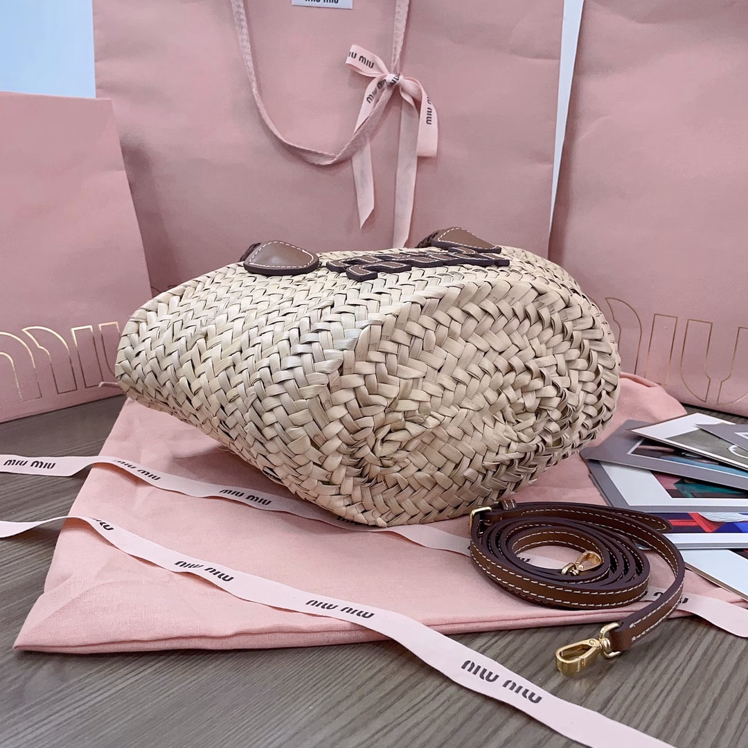 M's new product, the palmetto bag, is a straw basket. This woven tote bag is exquisite and full of exotic style. The leather letter logo is eye-catching, showing a sharp contrast between color and texture. It is very recognizable and highlights the classic style. The detachable and adjustable long leather shoulder strap is more adaptable in small size, making it an excellent choice for summer travel