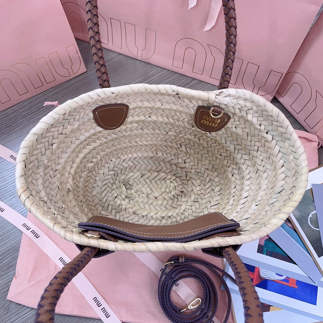 M's new product, the palmetto bag, is a straw basket. This woven tote bag is exquisite and full of exotic style. The leather letter logo is eye-catching, showing a sharp contrast between color and texture. It is very recognizable and highlights the classic style. The detachable and adjustable long leather shoulder strap is more adaptable in small size, making it an excellent choice for summer travel