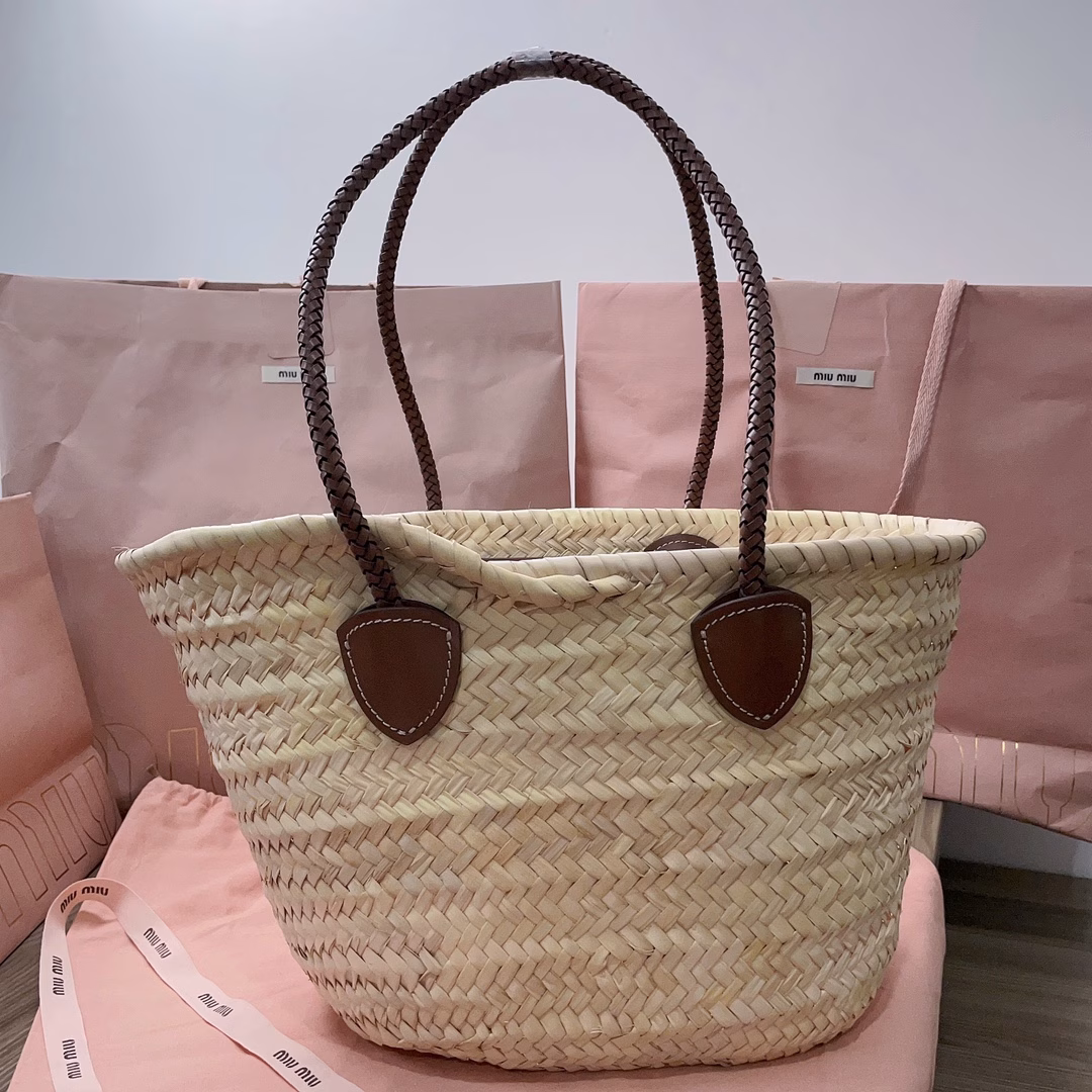M's new palm leaf bag is a straw basket with Miu's signature hand-sewn leather lettering on the front. It is unlined and has a leather patch pocket. The bag is light and has a large capacity. It is a must-have for travel and is suitable for all seasons. The real thing is super beautiful.