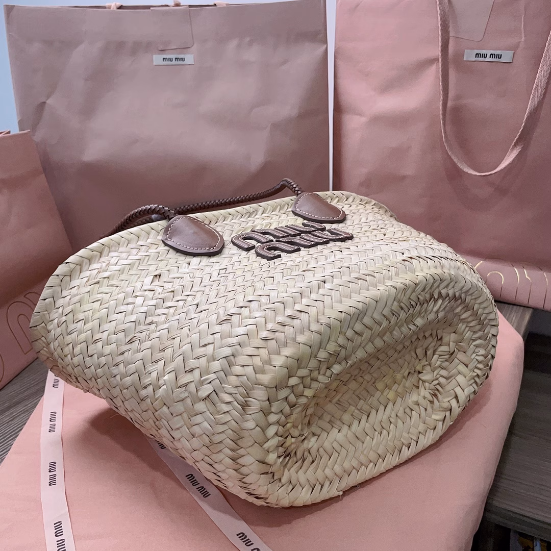 M's new palm leaf bag is a straw basket with Miu's signature hand-sewn leather lettering on the front. It is unlined and has a leather patch pocket. The bag is light and has a large capacity. It is a must-have for travel and is suitable for all seasons. The real thing is super beautiful.