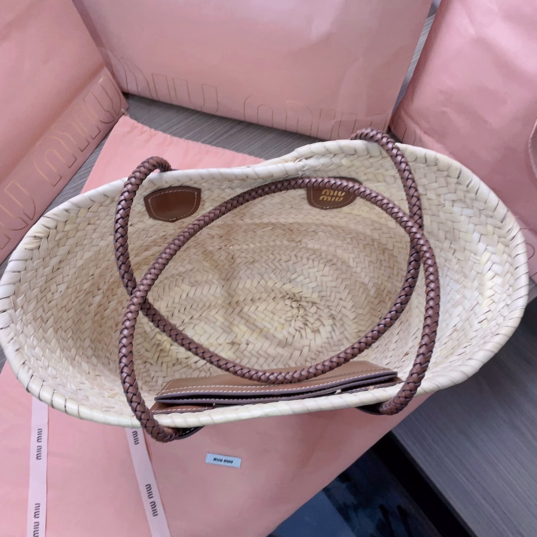 M's new palm leaf bag is a straw basket with Miu's signature hand-sewn leather lettering on the front. It is unlined and has a leather patch pocket. The bag is light and has a large capacity. It is a must-have for travel and is suitable for all seasons. The real thing is super beautiful.