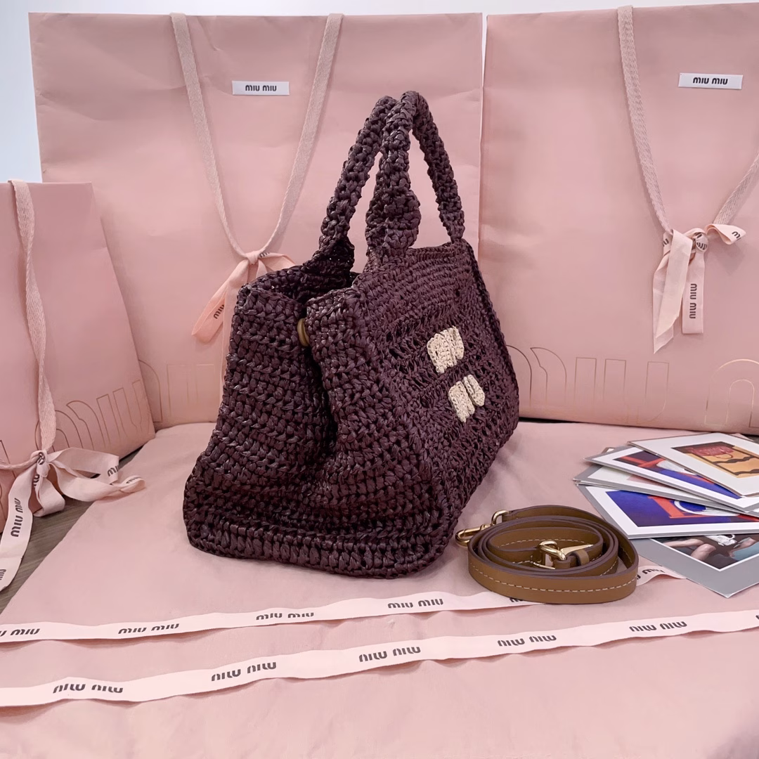 Summer Tote woven bag, custom-made Japanese imported raffia, not ordinary PP straw on the market, the material is the same as the original, the bag has smooth lines, exquisite design, light texture, modern design reinterprets the concept of beach bag, the front is decorated with contrasting logo, adding iconic elements, adjustable and detachable leather long shoulder strap, linen blend zipper compartment bag inside, fashionable and practical, lazy and cool on the upper body, and generous, perfect choice for summer travel