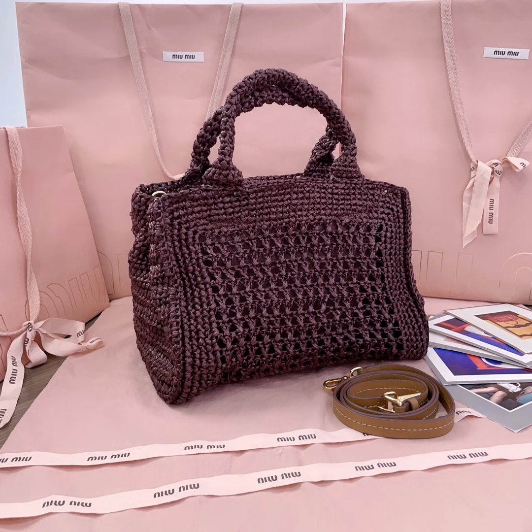 Summer Tote woven bag, custom-made Japanese imported raffia, not ordinary PP straw on the market, the material is the same as the original, the bag has smooth lines, exquisite design, light texture, modern design reinterprets the concept of beach bag, the front is decorated with contrasting logo, adding iconic elements, adjustable and detachable leather long shoulder strap, linen blend zipper compartment bag inside, fashionable and practical, lazy and cool on the upper body, and generous, perfect choice for summer travel