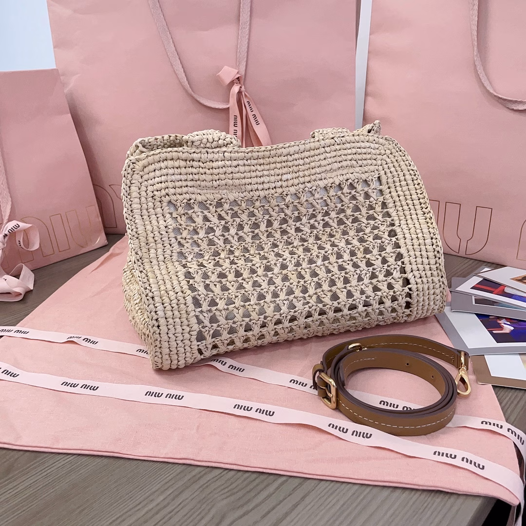 Summer Tote woven bag, custom-made Japanese imported raffia, not ordinary PP straw on the market, the material is the same as the original, the bag has smooth lines, exquisite design, light texture, modern design reinterprets the concept of beach bag, the front is decorated with contrasting logo, adding iconic elements, adjustable and detachable leather long shoulder strap, linen blend zipper compartment bag inside, fashionable and practical, lazy and cool on the upper body, and generous, perfect choice for summer travel