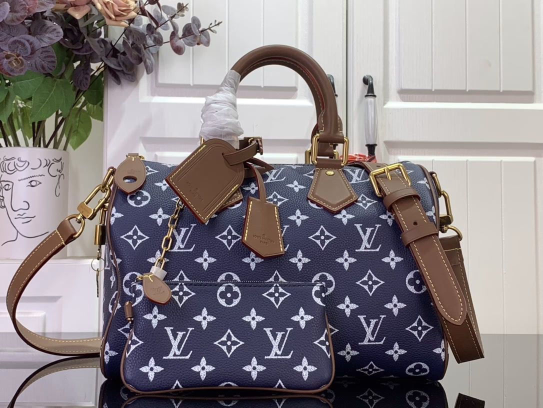 The Speedy P9 Bandoulière 30 bag is made of ultra-soft calfskin with Monogram print and is the perfect size: compact but spacious enough for your daily essentials. Meticulous details such as the traditional side locks or the premium lambskin lining attest to the craftsmanship of this bag. In addition to the top handle, there is also a removable strap