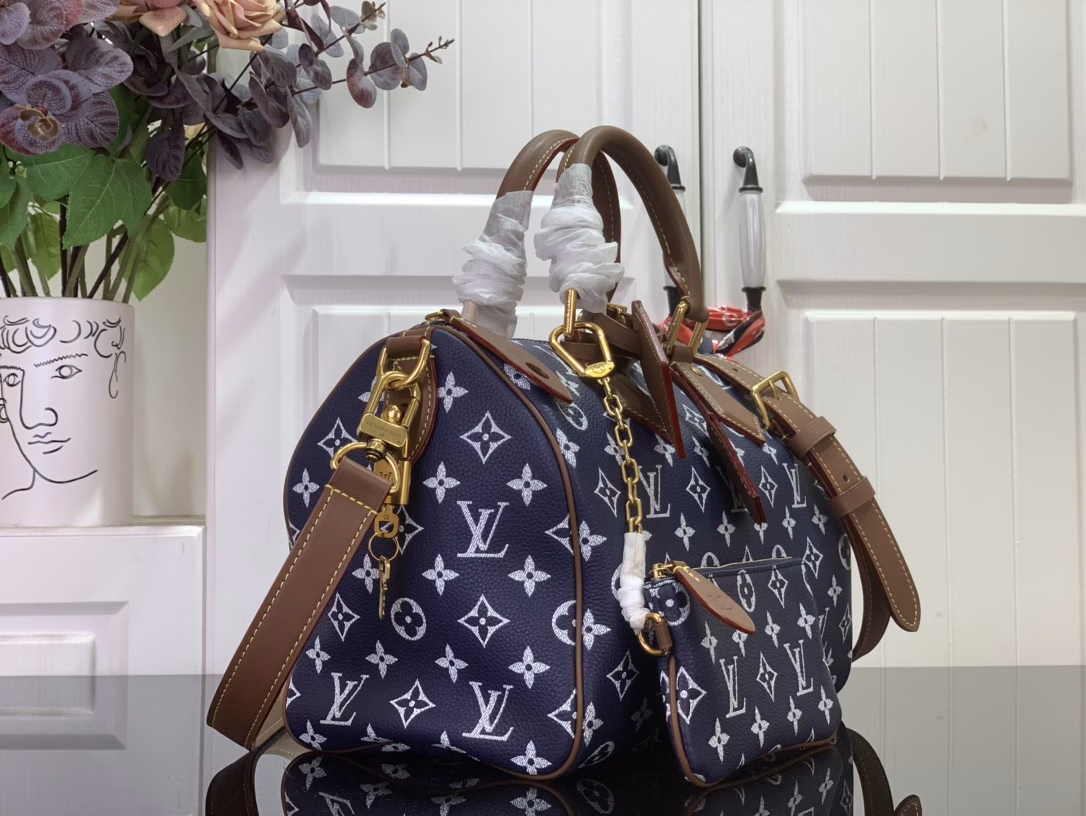 The Speedy P9 Bandoulière 30 bag is made of ultra-soft calfskin with Monogram print and is the perfect size: compact but spacious enough for your daily essentials. Meticulous details such as the traditional side locks or the premium lambskin lining attest to the craftsmanship of this bag. In addition to the top handle, there is also a removable strap