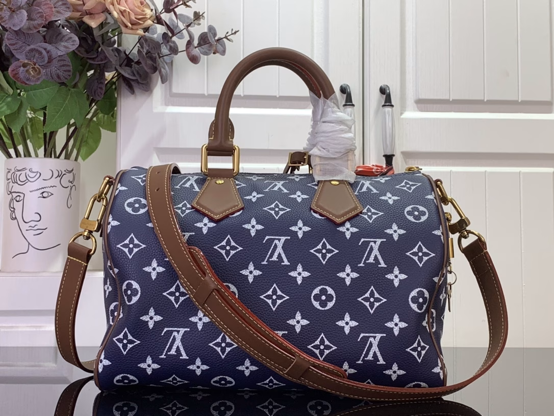 The Speedy P9 Bandoulière 30 bag is made of ultra-soft calfskin with Monogram print and is the perfect size: compact but spacious enough for your daily essentials. Meticulous details such as the traditional side locks or the premium lambskin lining attest to the craftsmanship of this bag. In addition to the top handle, there is also a removable strap