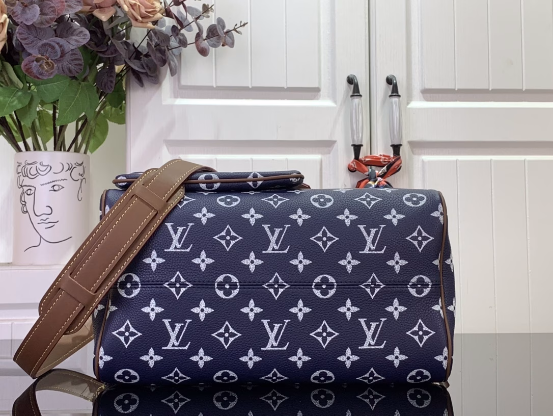 The Speedy P9 Bandoulière 30 bag is made of ultra-soft calfskin with Monogram print and is the perfect size: compact but spacious enough for your daily essentials. Meticulous details such as the traditional side locks or the premium lambskin lining attest to the craftsmanship of this bag. In addition to the top handle, there is also a removable strap