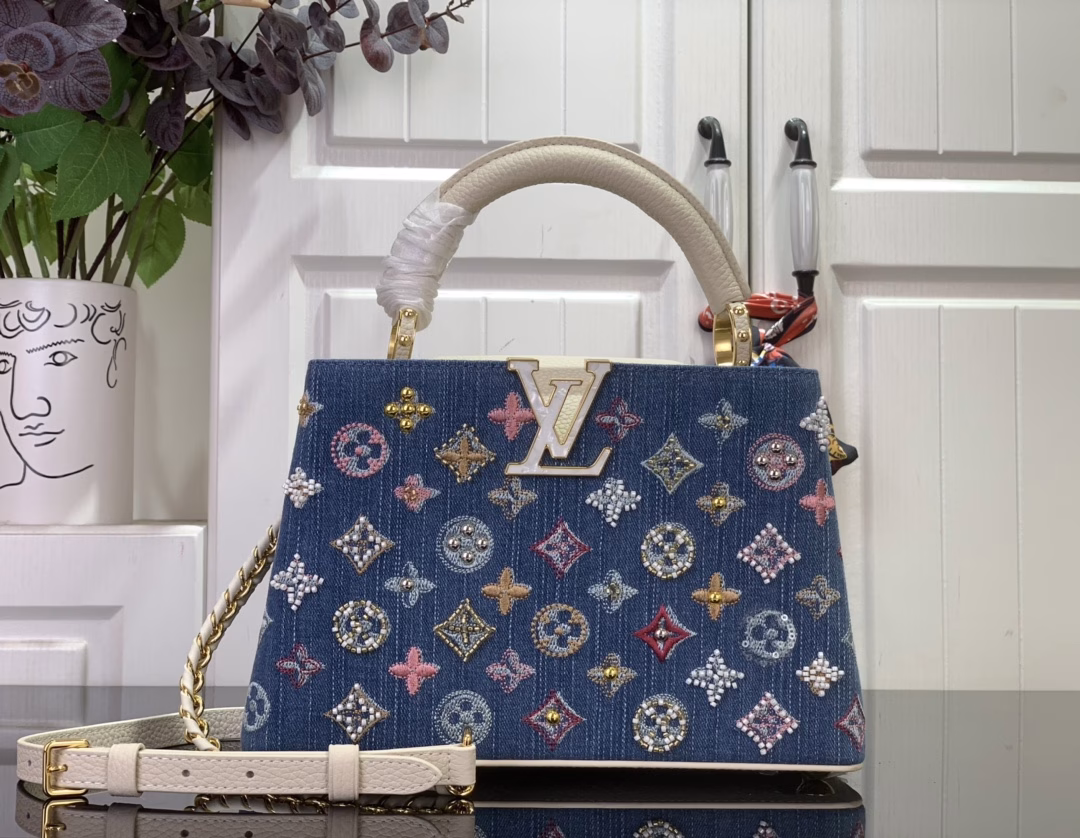 This Capucines bb bag is made of Monogram denim with embroidered beads and decorative lines, with LV letters and braided chains injected with metal edges, and paired with contrasting leather trims. The flap can be placed outside or inside, and the neat interior and multiple carrying methods complete the functional details.