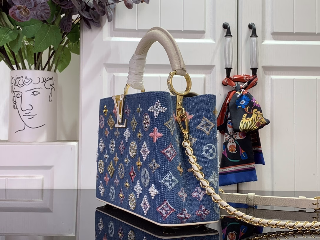This Capucines bb bag is made of Monogram denim with embroidered beads and decorative lines, with LV letters and braided chains injected with metal edges, and paired with contrasting leather trims. The flap can be placed outside or inside, and the neat interior and multiple carrying methods complete the functional details.