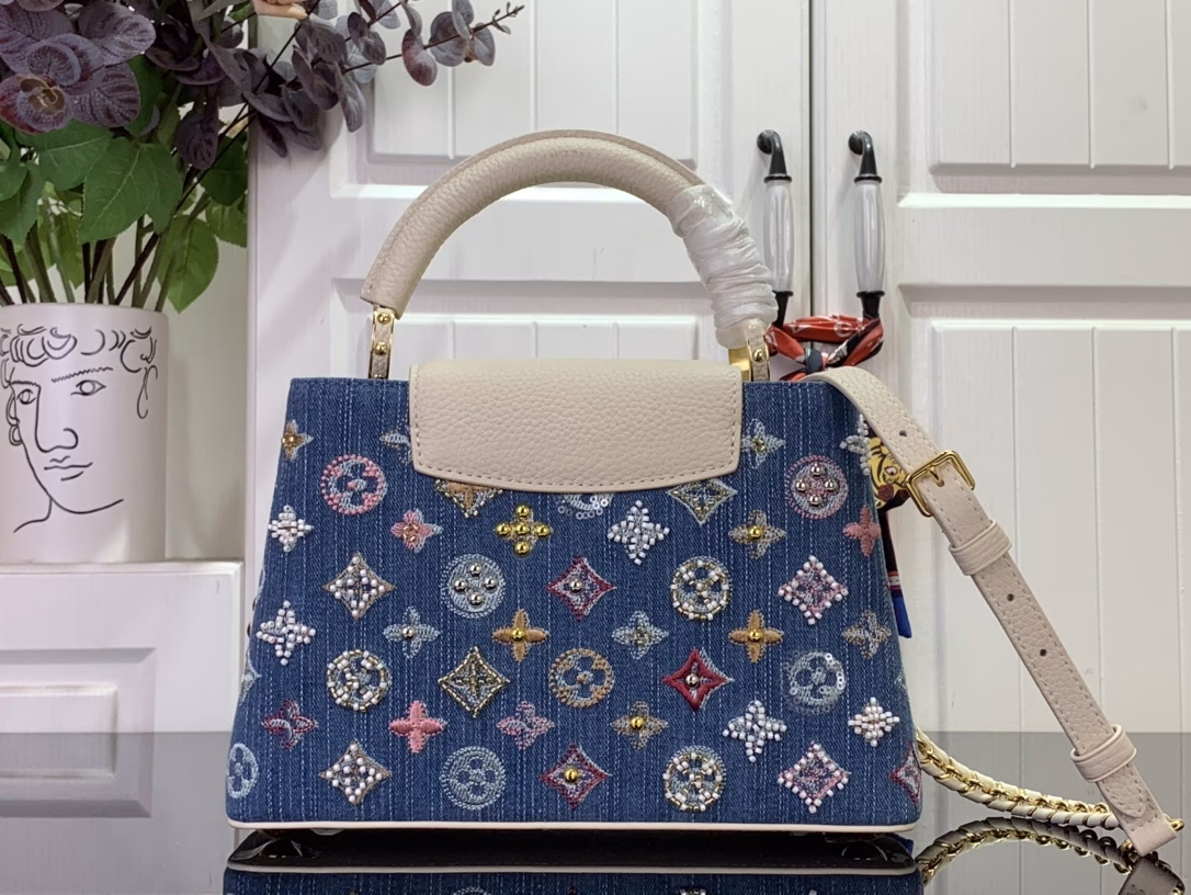 This Capucines bb bag is made of Monogram denim with embroidered beads and decorative lines, with LV letters and braided chains injected with metal edges, and paired with contrasting leather trims. The flap can be placed outside or inside, and the neat interior and multiple carrying methods complete the functional details.