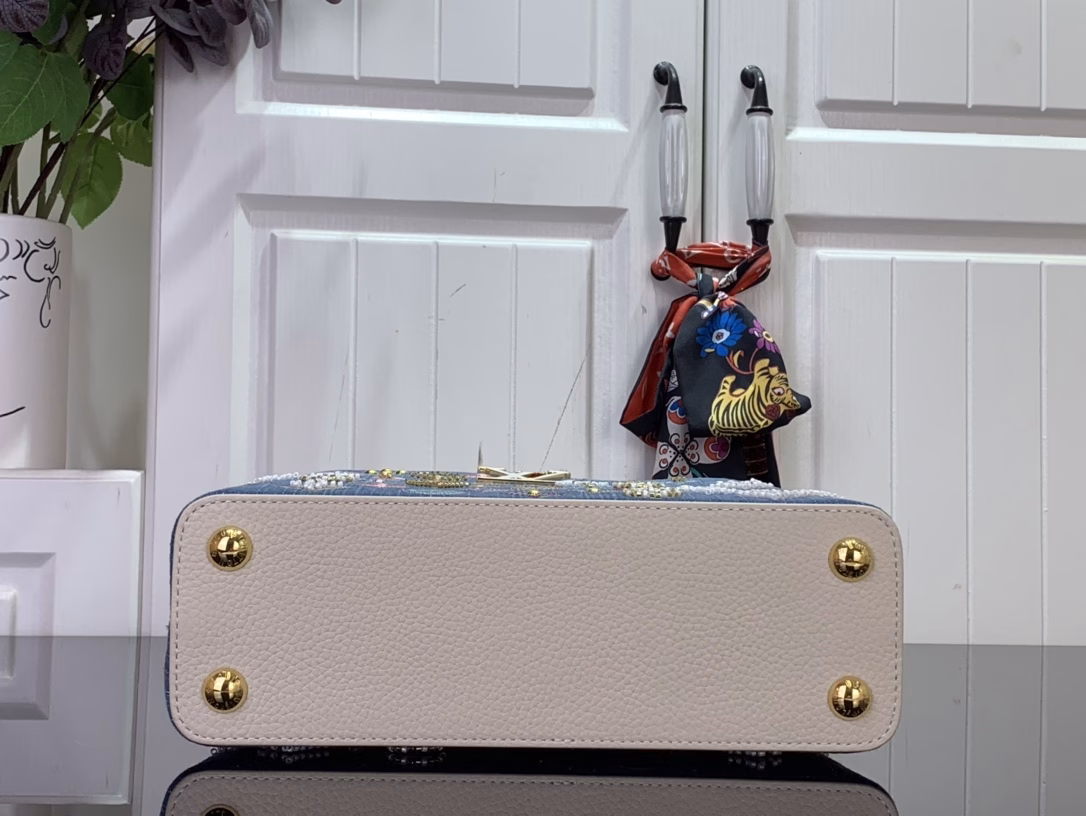 This Capucines bb bag is made of Monogram denim with embroidered beads and decorative lines, with LV letters and braided chains injected with metal edges, and paired with contrasting leather trims. The flap can be placed outside or inside, and the neat interior and multiple carrying methods complete the functional details.
