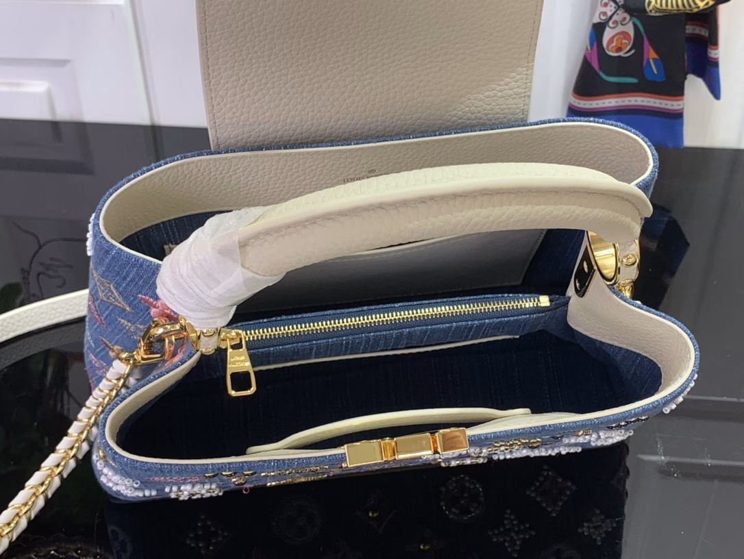 This Capucines bb bag is made of Monogram denim with embroidered beads and decorative lines, with LV letters and braided chains injected with metal edges, and paired with contrasting leather trims. The flap can be placed outside or inside, and the neat interior and multiple carrying methods complete the functional details.